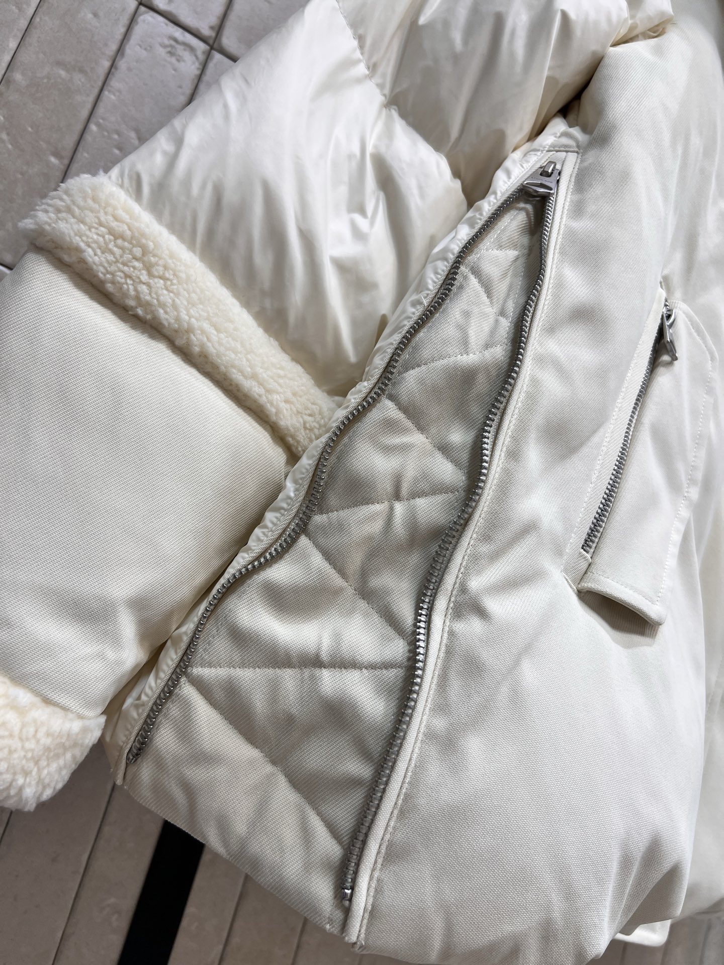 25秋冬新款 二合一拼接加厚保暖防寒派克羽绒服 斜纹面料搭配亮面材质 宽大的下摆两侧设有隐藏拉链可随性打