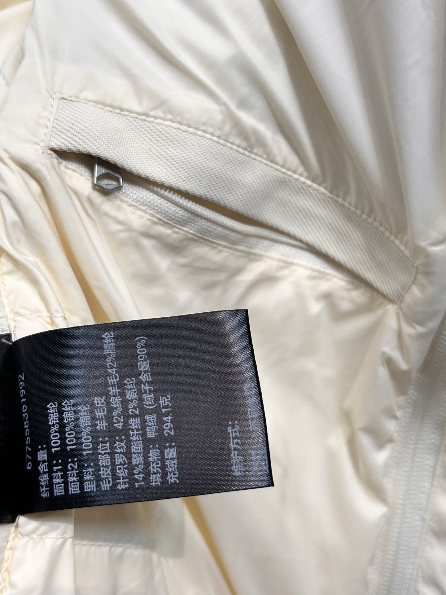 25秋冬新款 二合一拼接加厚保暖防寒派克羽绒服 斜纹面料搭配亮面材质 宽大的下摆两侧设有隐藏拉链可随性打