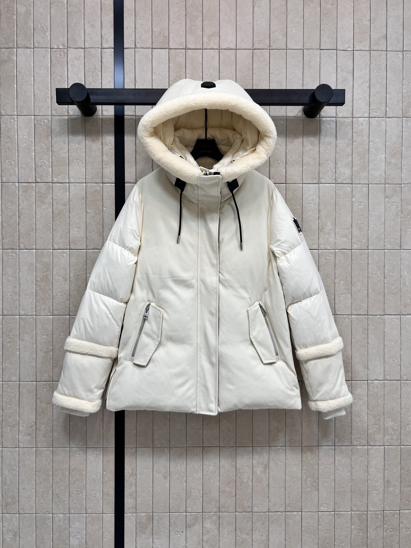25秋冬新款 二合一拼接加厚保暖防寒派克羽绒服 斜纹面料搭配亮面材质 宽大的下摆两侧设有隐藏拉链可随性打