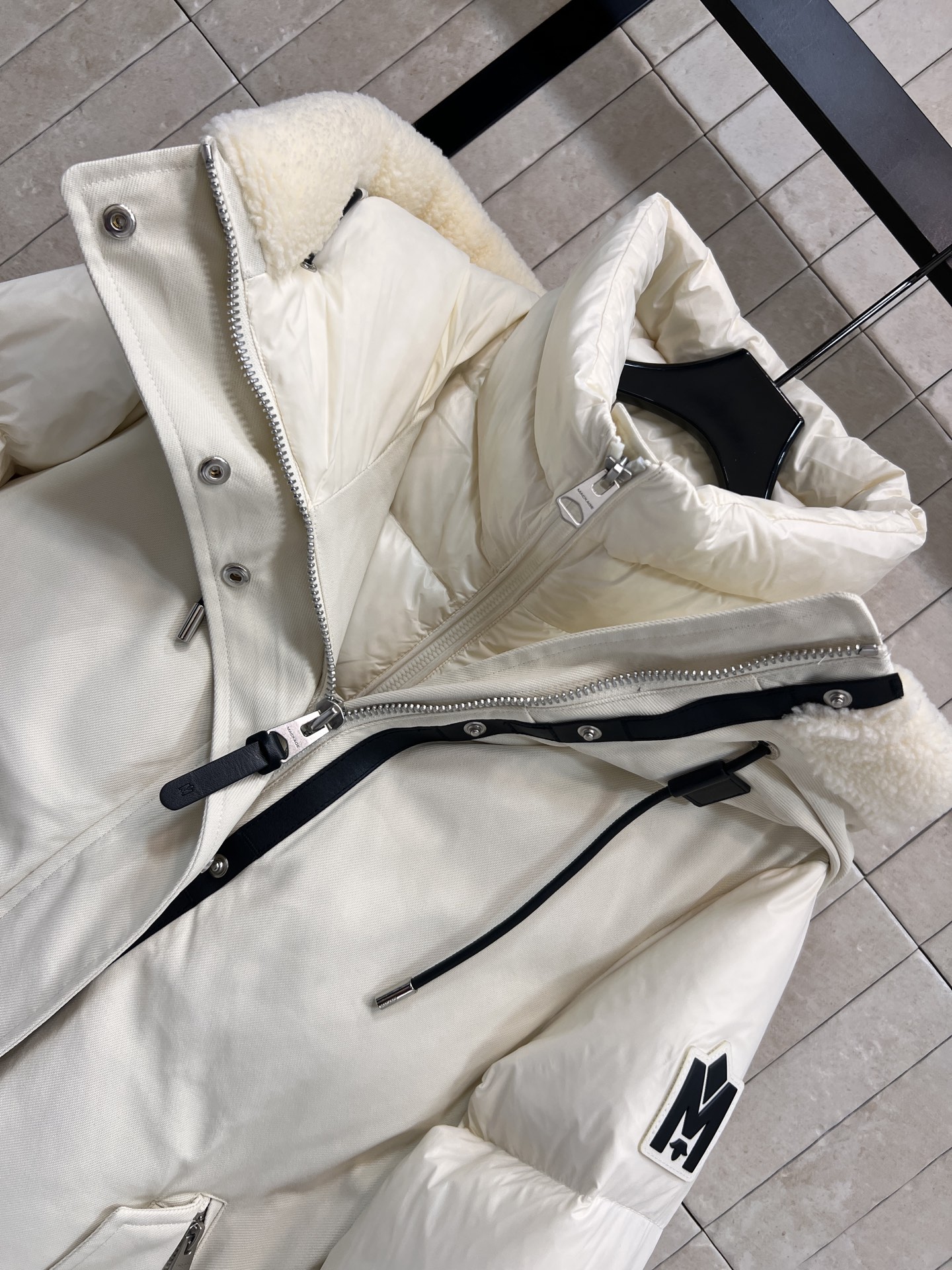 25秋冬新款 二合一拼接加厚保暖防寒派克羽绒服 斜纹面料搭配亮面材质 宽大的下摆两侧设有隐藏拉链可随性打