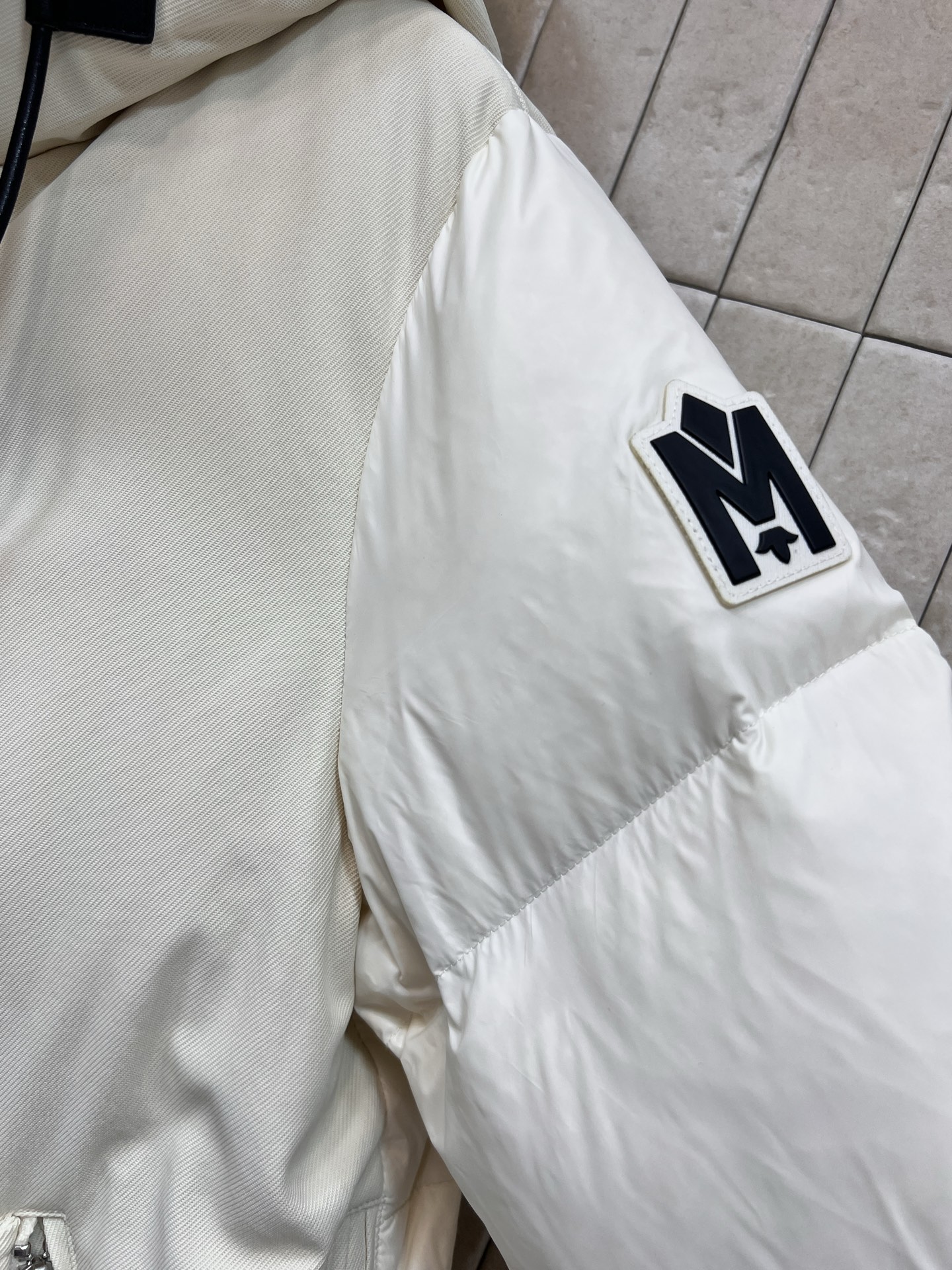 25秋冬新款 二合一拼接加厚保暖防寒派克羽绒服 斜纹面料搭配亮面材质 宽大的下摆两侧设有隐藏拉链可随性打