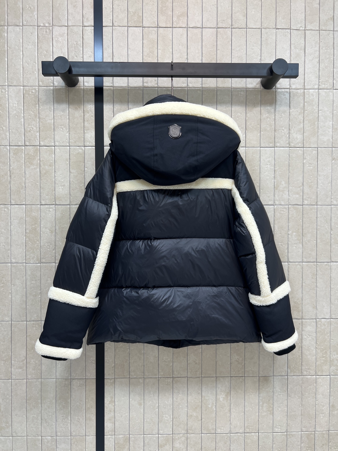 25秋冬新款 二合一拼接加厚保暖防寒派克羽绒服 斜纹面料搭配亮面材质 宽大的下摆两侧设有隐藏拉链可随性打