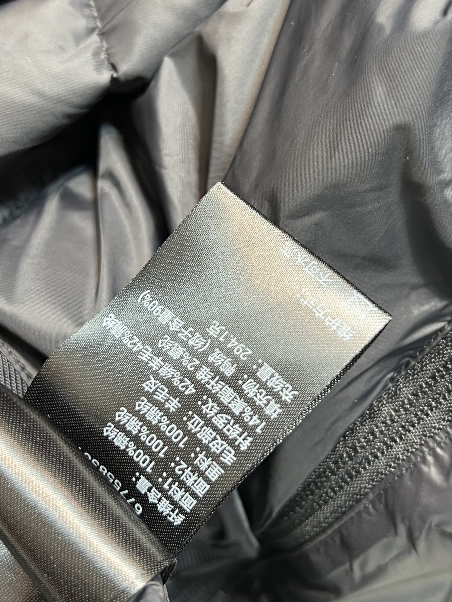25秋冬新款 二合一拼接加厚保暖防寒派克羽绒服 斜纹面料搭配亮面材质 宽大的下摆两侧设有隐藏拉链可随性打