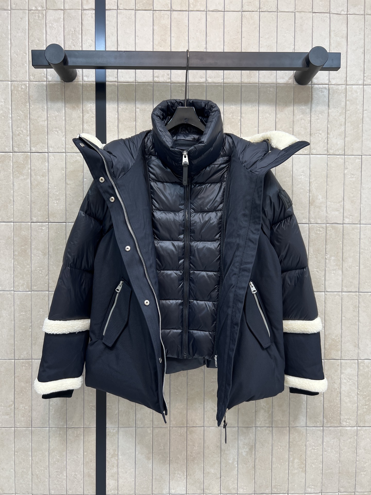 25秋冬新款 二合一拼接加厚保暖防寒派克羽绒服 斜纹面料搭配亮面材质 宽大的下摆两侧设有隐藏拉链可随性打