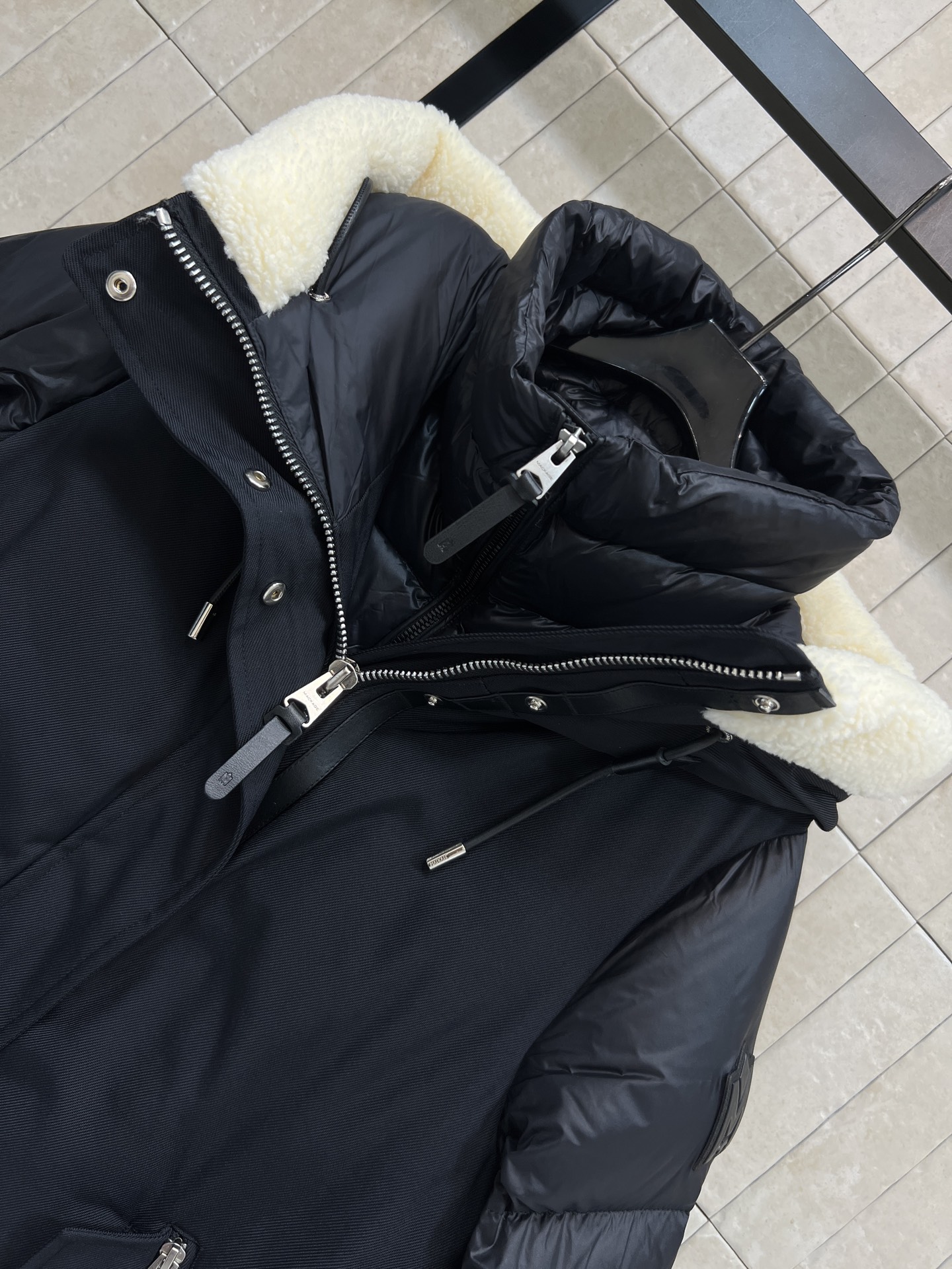 25秋冬新款 二合一拼接加厚保暖防寒派克羽绒服 斜纹面料搭配亮面材质 宽大的下摆两侧设有隐藏拉链可随性打
