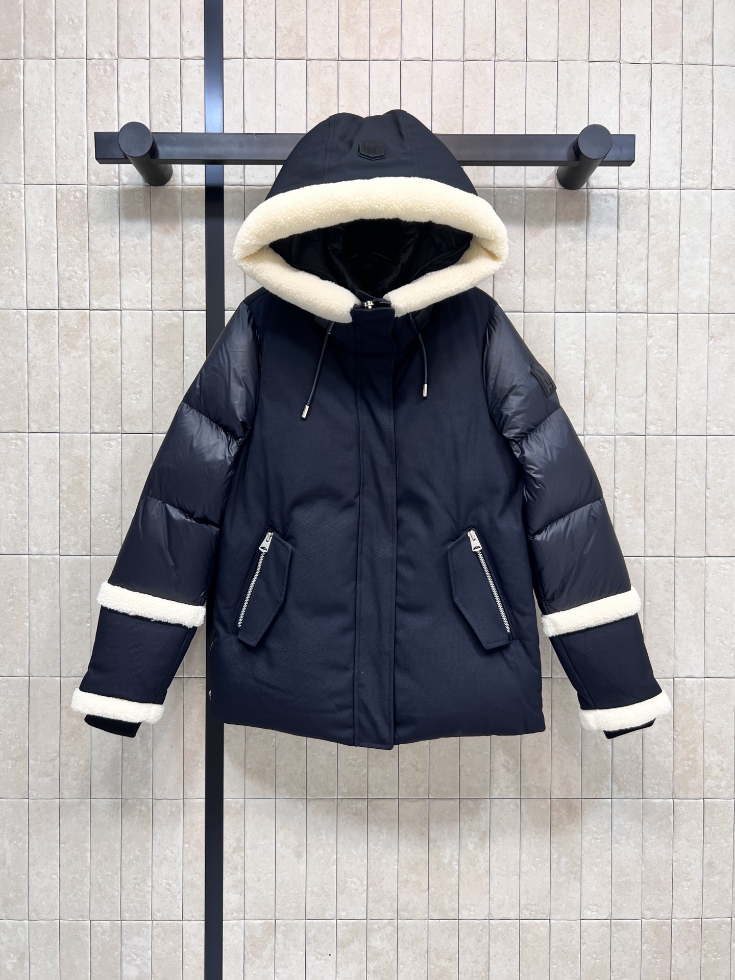 25秋冬新款 二合一拼接加厚保暖防寒派克羽绒服 斜纹面料搭配亮面材质 宽大的下摆两侧设有隐藏拉链可随性打