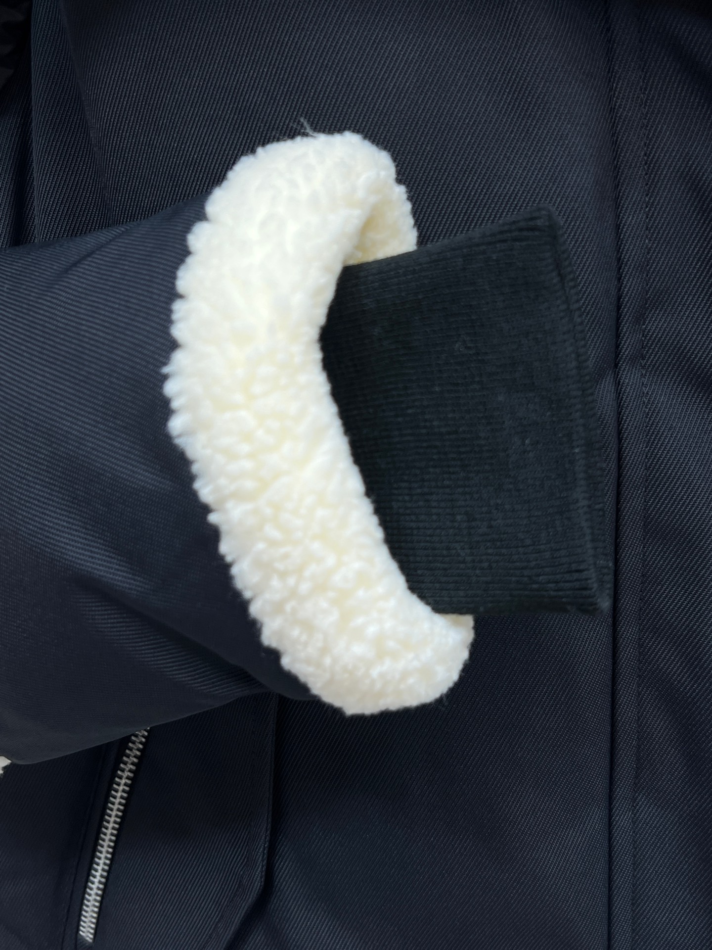 25秋冬新款 二合一拼接加厚保暖防寒派克羽绒服 斜纹面料搭配亮面材质 宽大的下摆两侧设有隐藏拉链可随性打