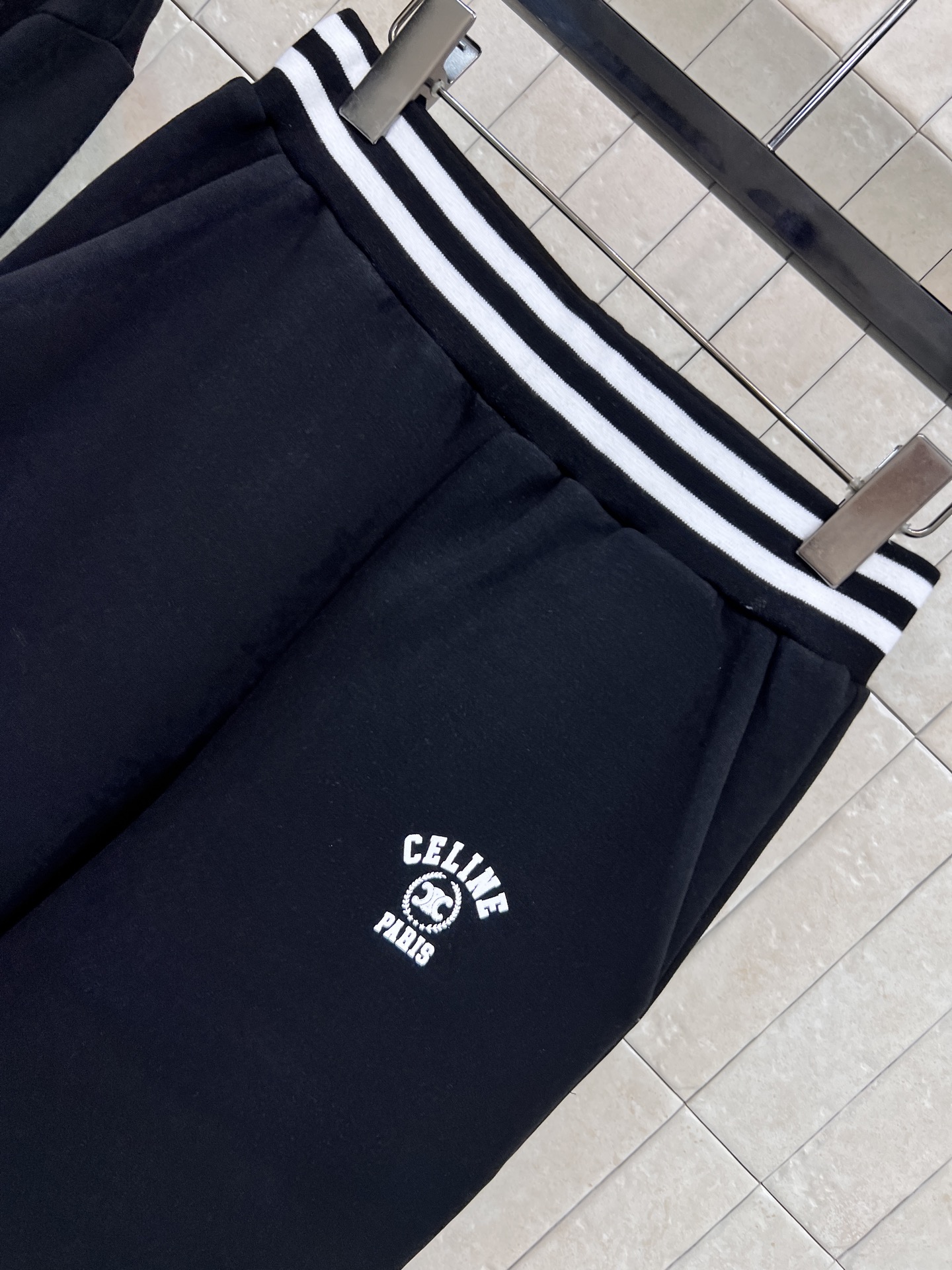CE家 25早秋新款 休闲风的卫衣套装 圆领套头卫衣+高腰束脚裤  一套上身随性又日常运动风 定位的撞色
