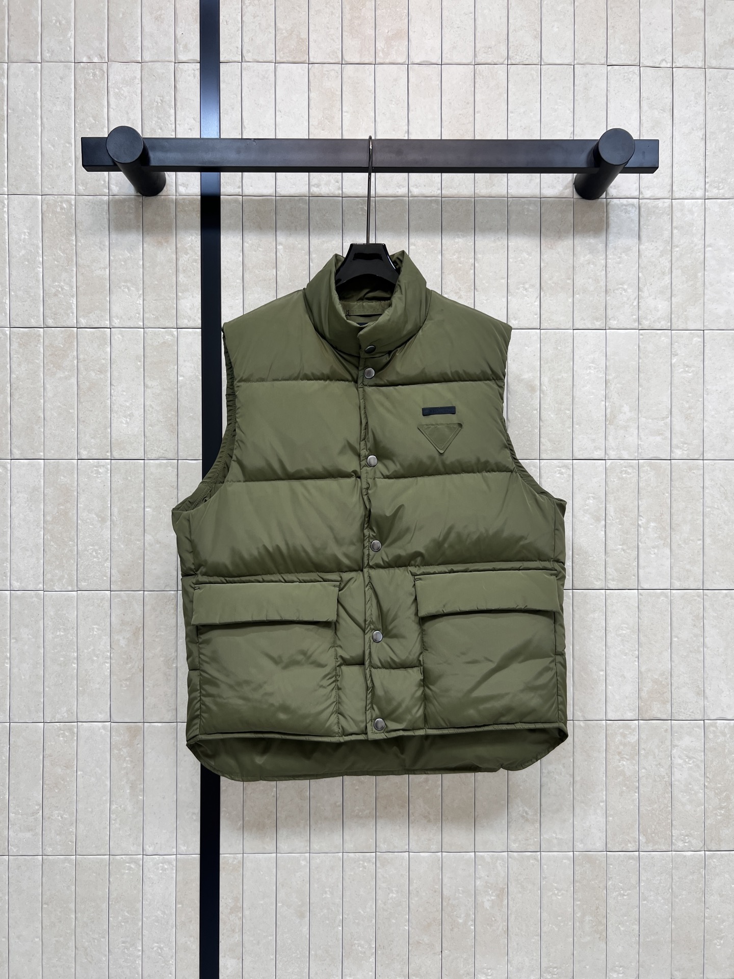 PD家 25早秋新款 军绿色立领羽绒服马甲 小高领立体剪裁 宽松版型前短后长设计上身帅气时髦 YB字母l