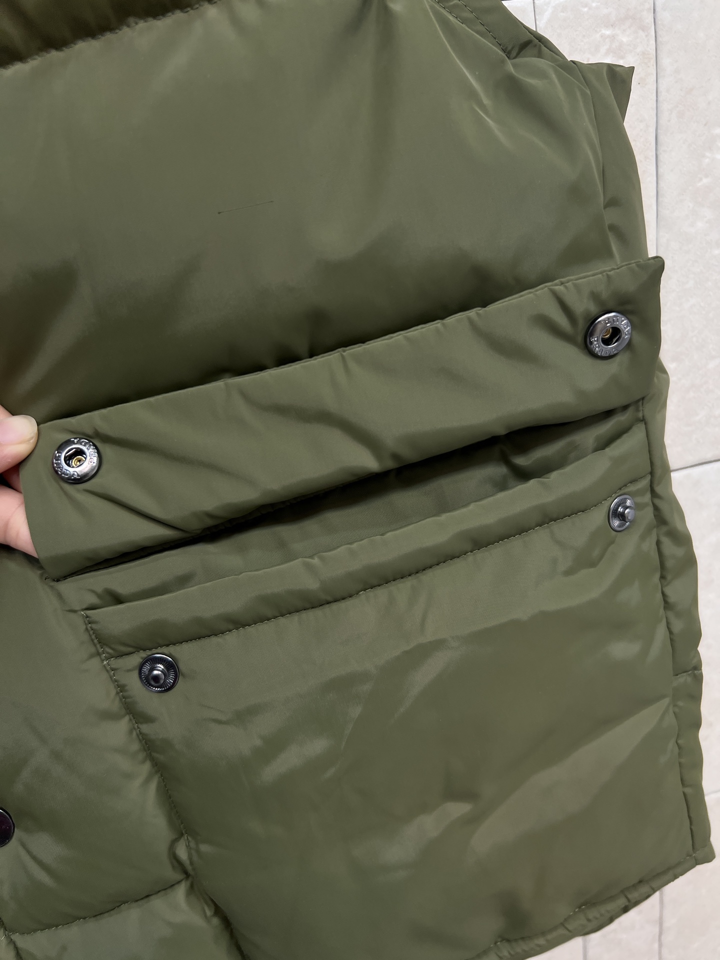PD家 25早秋新款 军绿色立领羽绒服马甲 小高领立体剪裁 宽松版型前短后长设计上身帅气时髦 YB字母l
