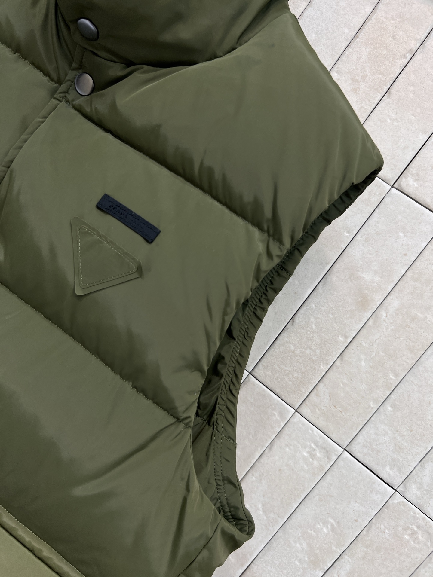 PD家 25早秋新款 军绿色立领羽绒服马甲 小高领立体剪裁 宽松版型前短后长设计上身帅气时髦 YB字母l