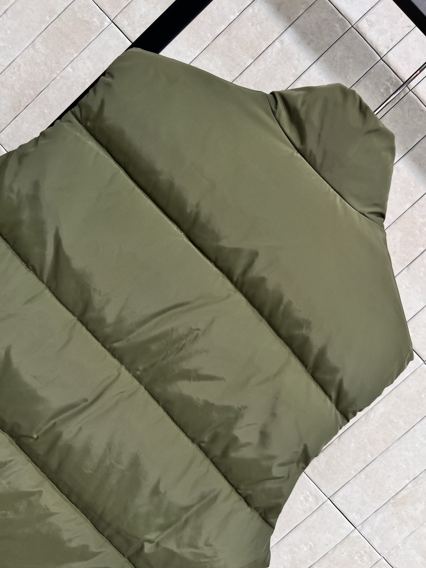 PD家 25早秋新款 军绿色立领羽绒服马甲 小高领立体剪裁 宽松版型前短后长设计上身帅气时髦 YB字母l
