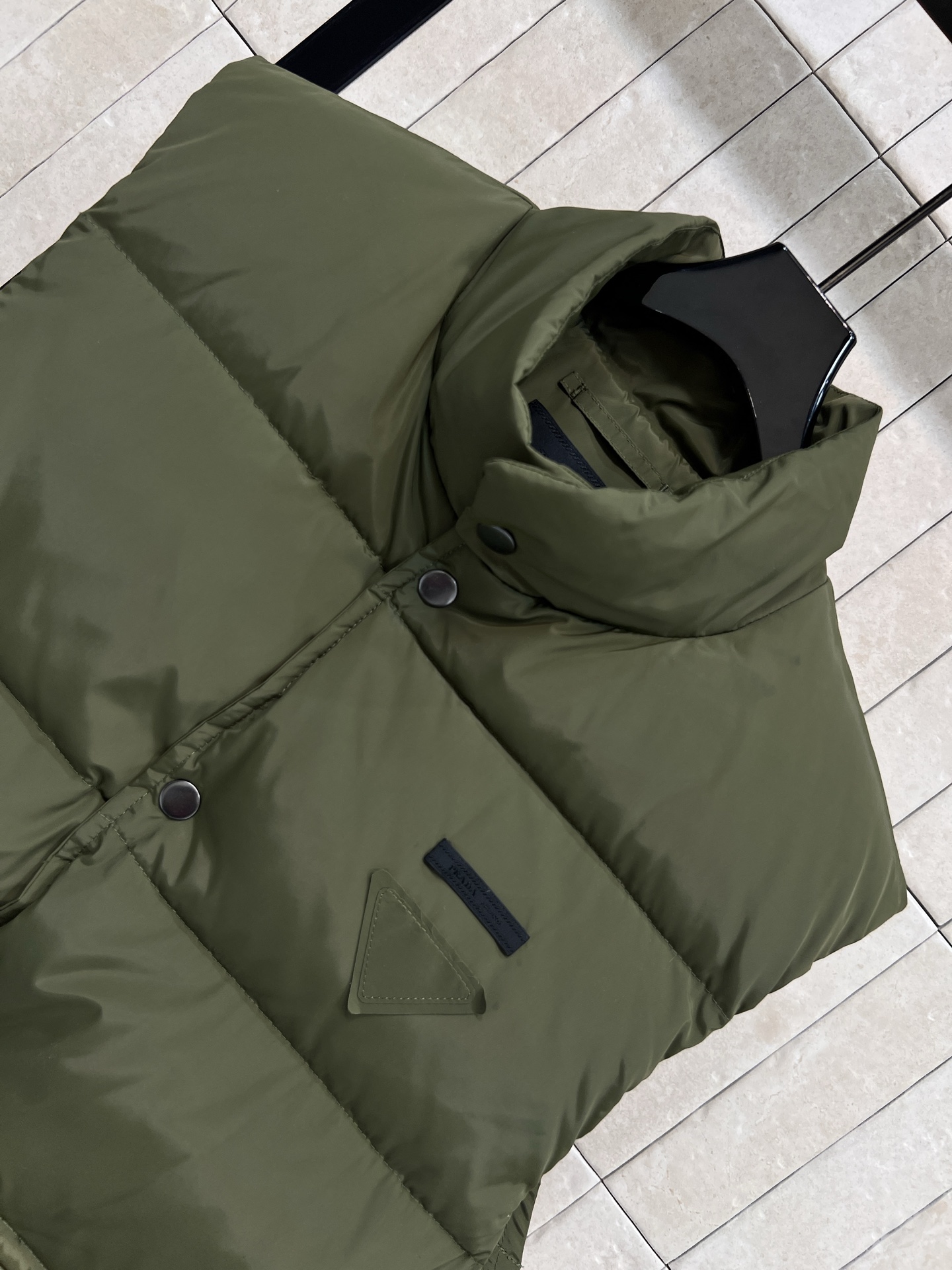 PD家 25早秋新款 军绿色立领羽绒服马甲 小高领立体剪裁 宽松版型前短后长设计上身帅气时髦 YB字母l