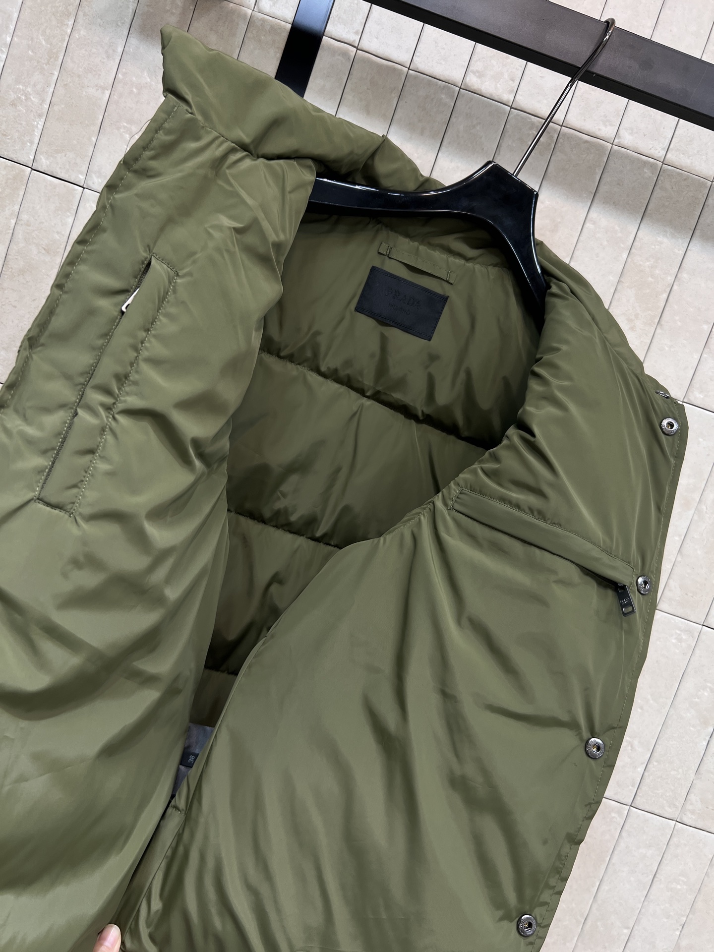 PD家 25早秋新款 军绿色立领羽绒服马甲 小高领立体剪裁 宽松版型前短后长设计上身帅气时髦 YB字母l