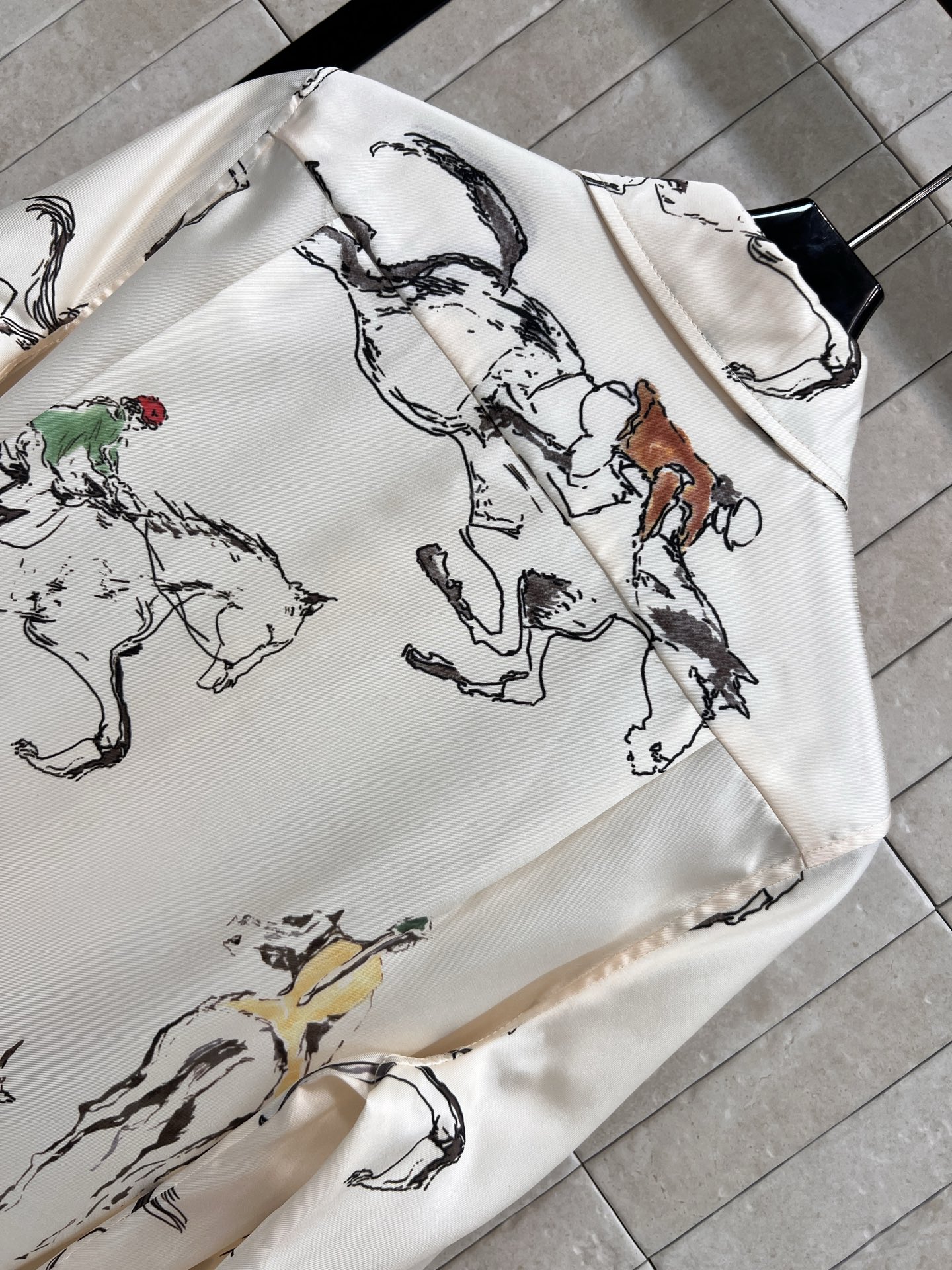 25早秋新款 骏马素描印花衬衫 经典小翻领宽松版型前短后长圆弧衣摆设计 上身百搭不挑人 定制骏马素描图案