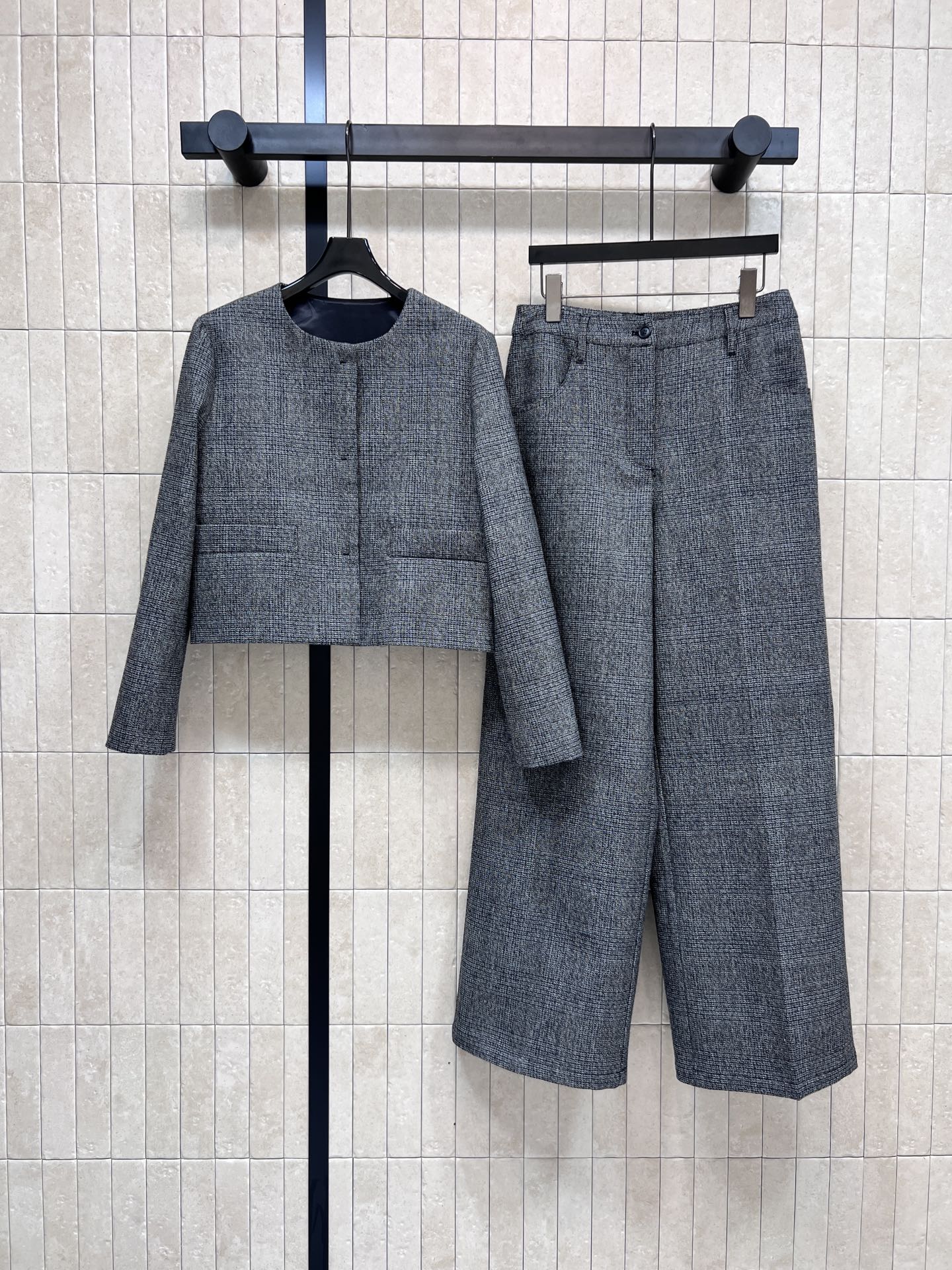 NO:493515,Jacket trousers. 25 early autumn new round neck suit jacket + high waist suit trousers. Recommended neutral tone suit suits. All-match and practical. Can be matched with different underwear to create a fashionable outfit. A set of essential commuting must-have Size/S-M-L,, jackets & coats,business suit,alexander wang19860909外套长裤.25早秋新款 圆领西装外套+高腰西装长裤 精选推荐中性色调西装套装 百搭实穿 可与不同内衣互相搭配 打造时髦穿搭效果 一套搭配通勤必备Size/S-M-L,,jackets & coats,business suit,alexander wang,Women's clothing