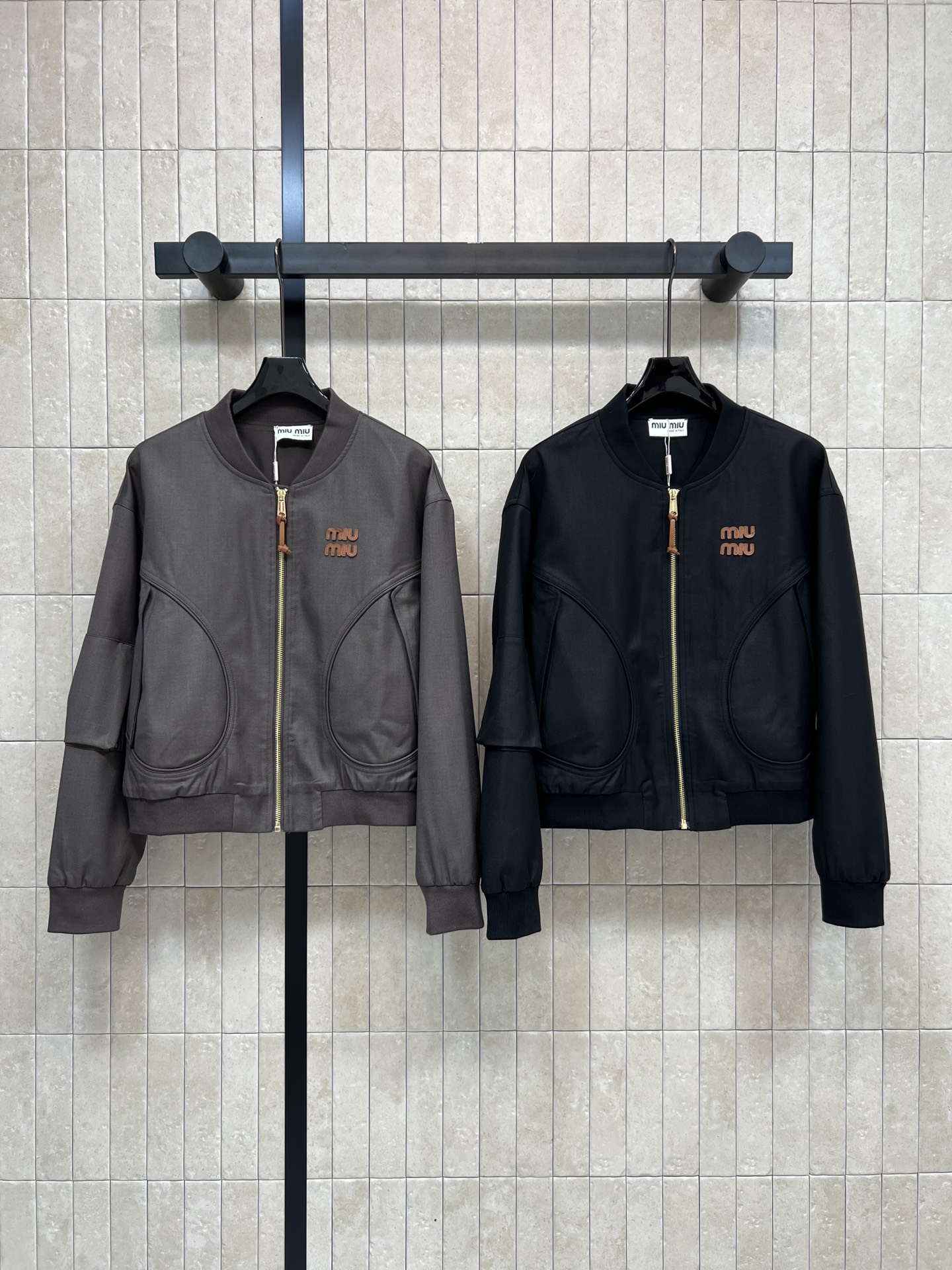 MIU家 25秋冬新款 飞行员夹克外套 刺绣logo标识点缀低调奢华 减龄学院风百搭不挑人 气质时髦帅气