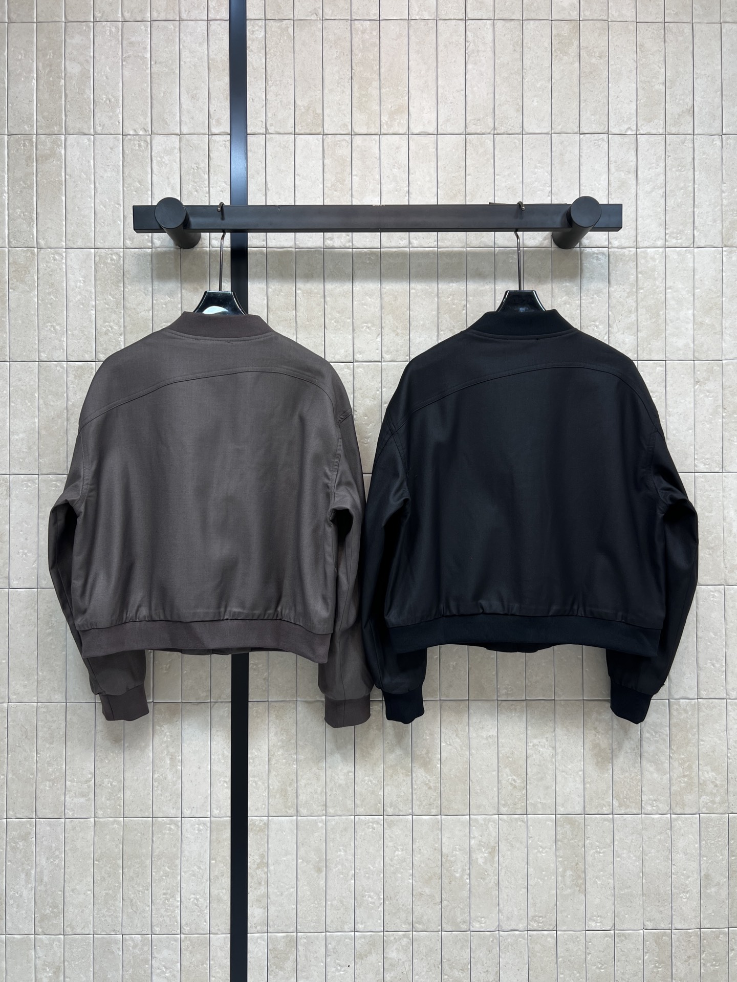 MIU家 25秋冬新款 飞行员夹克外套 刺绣logo标识点缀低调奢华 减龄学院风百搭不挑人 气质时髦帅气