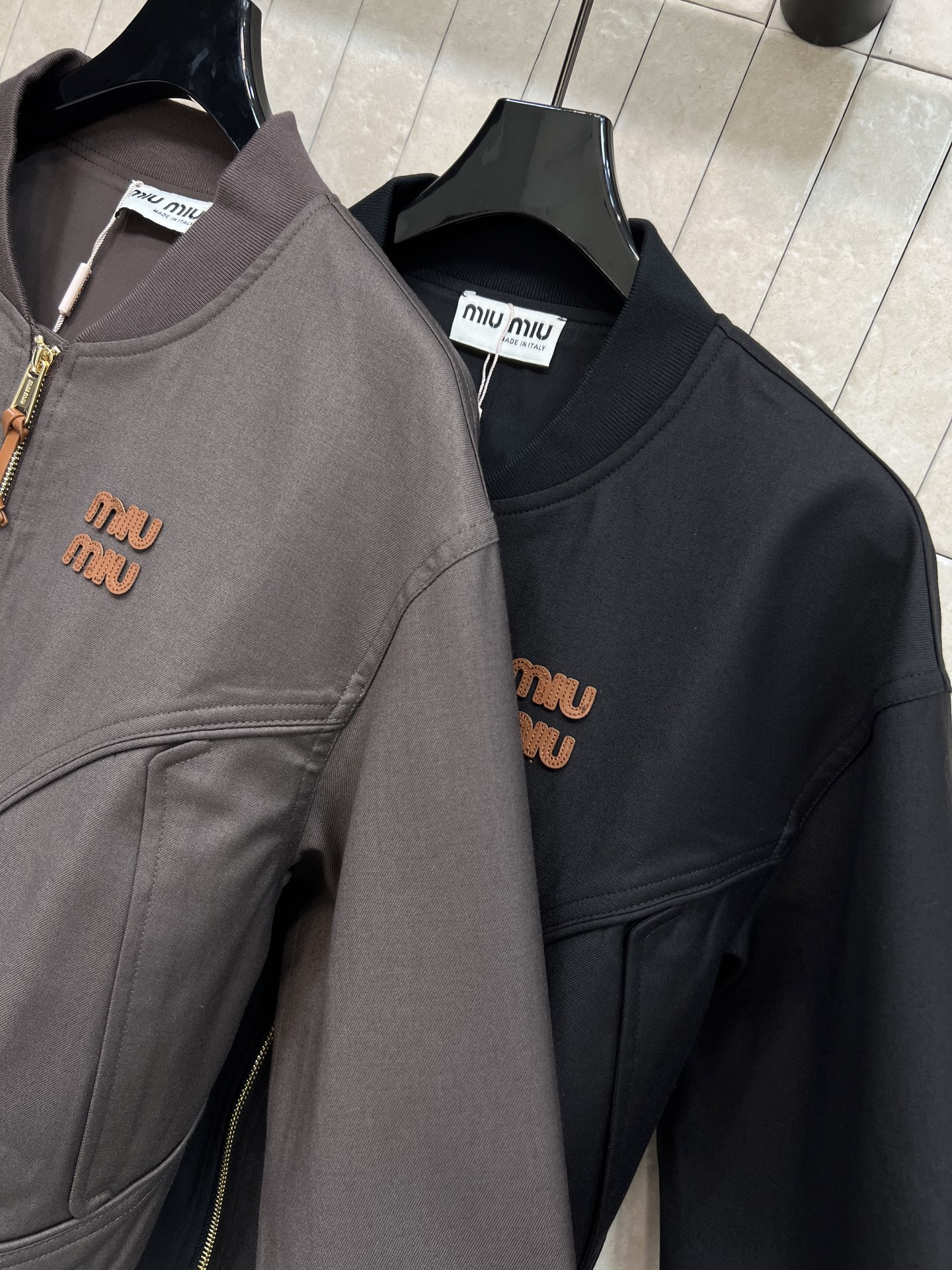 MIU家 25秋冬新款 飞行员夹克外套 刺绣logo标识点缀低调奢华 减龄学院风百搭不挑人 气质时髦帅气