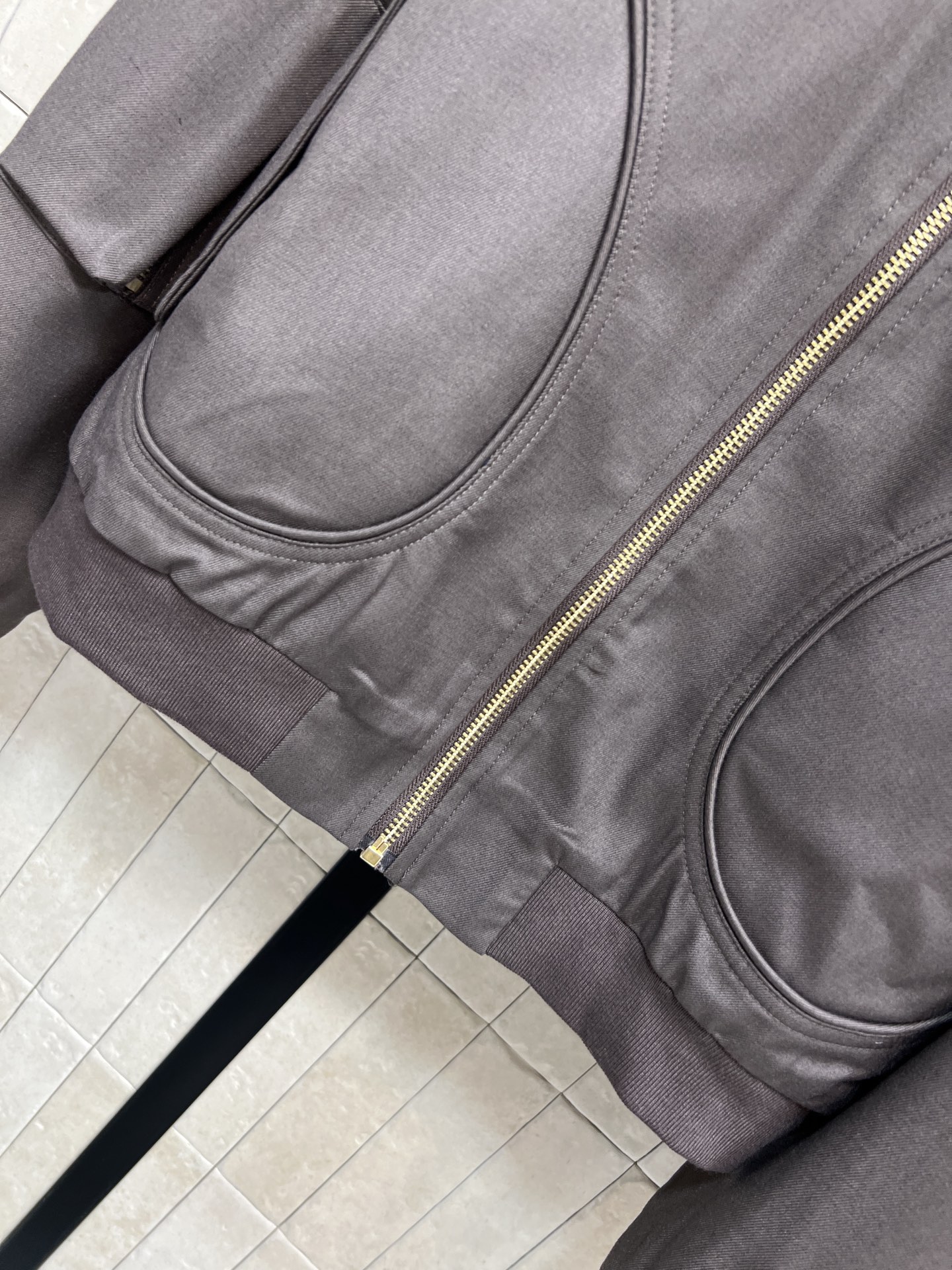 MIU家 25秋冬新款 飞行员夹克外套 刺绣logo标识点缀低调奢华 减龄学院风百搭不挑人 气质时髦帅气