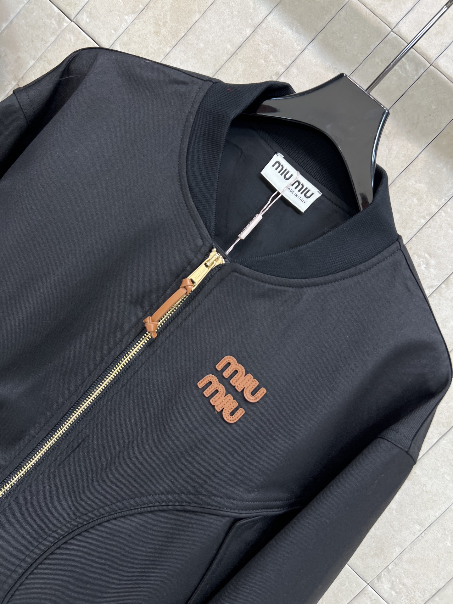 MIU家 25秋冬新款 飞行员夹克外套 刺绣logo标识点缀低调奢华 减龄学院风百搭不挑人 气质时髦帅气