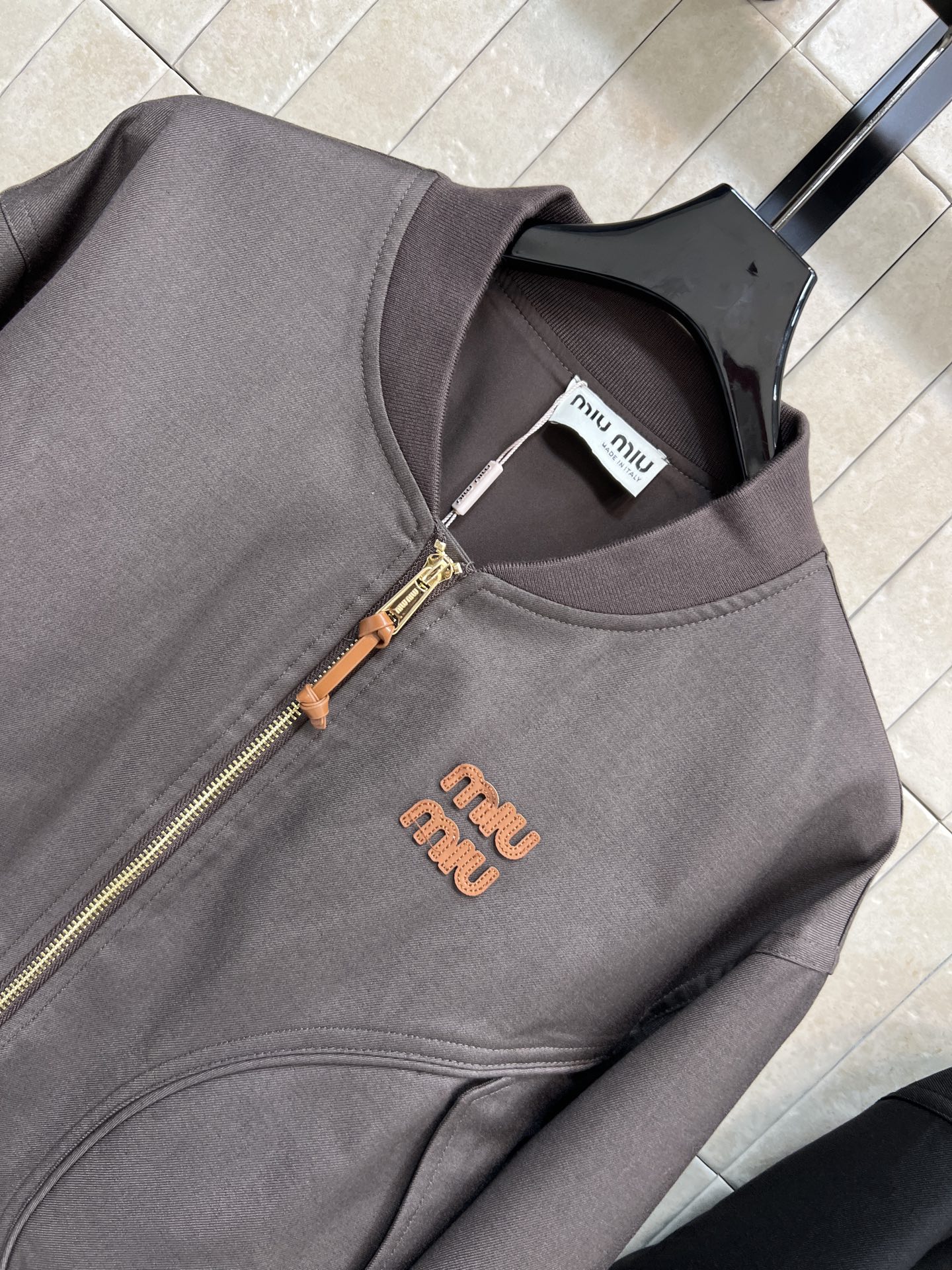 MIU家 25秋冬新款 飞行员夹克外套 刺绣logo标识点缀低调奢华 减龄学院风百搭不挑人 气质时髦帅气