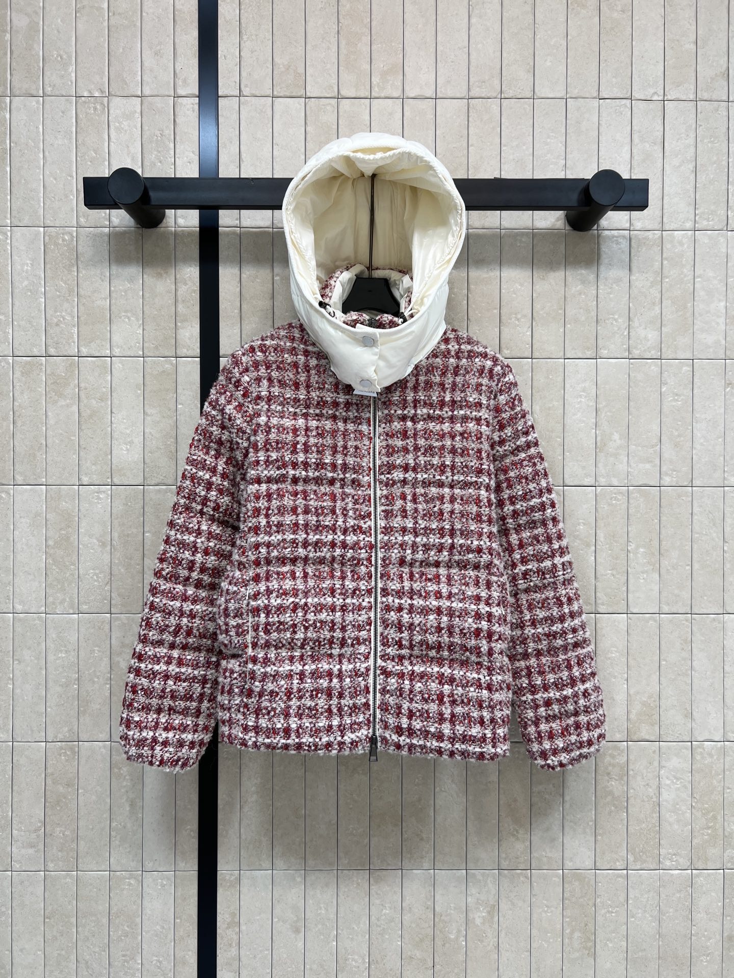 M家 25秋冬新款 粗花呢连帽羽绒服 采用粗花呢编织 红白格纹+黑白格纹/两色 复古小香风感满满 短款设