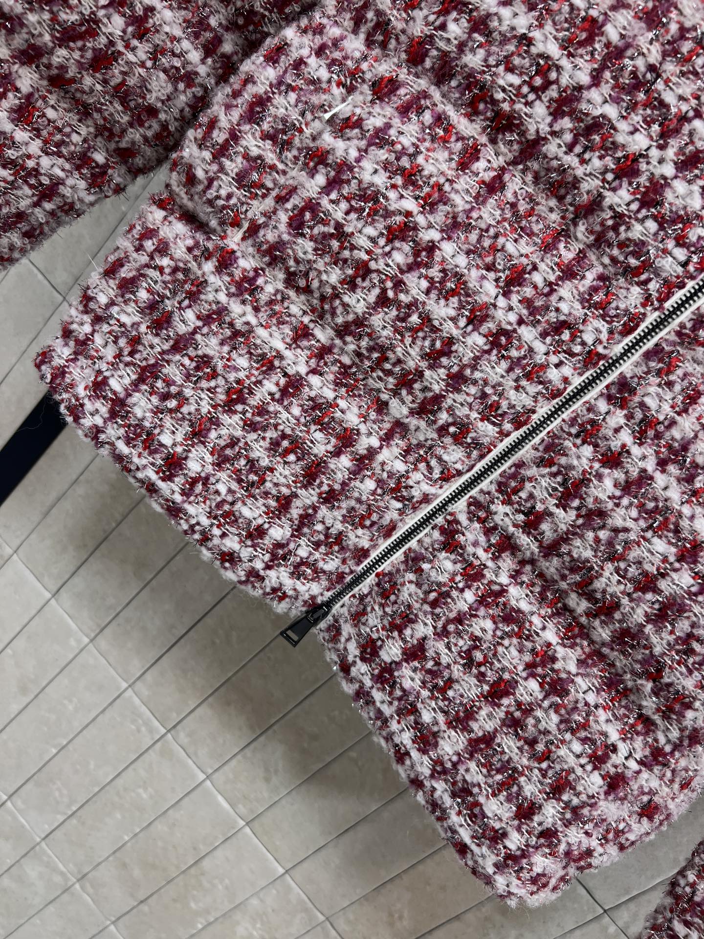 M家 25秋冬新款 粗花呢连帽羽绒服 采用粗花呢编织 红白格纹+黑白格纹/两色 复古小香风感满满 短款设