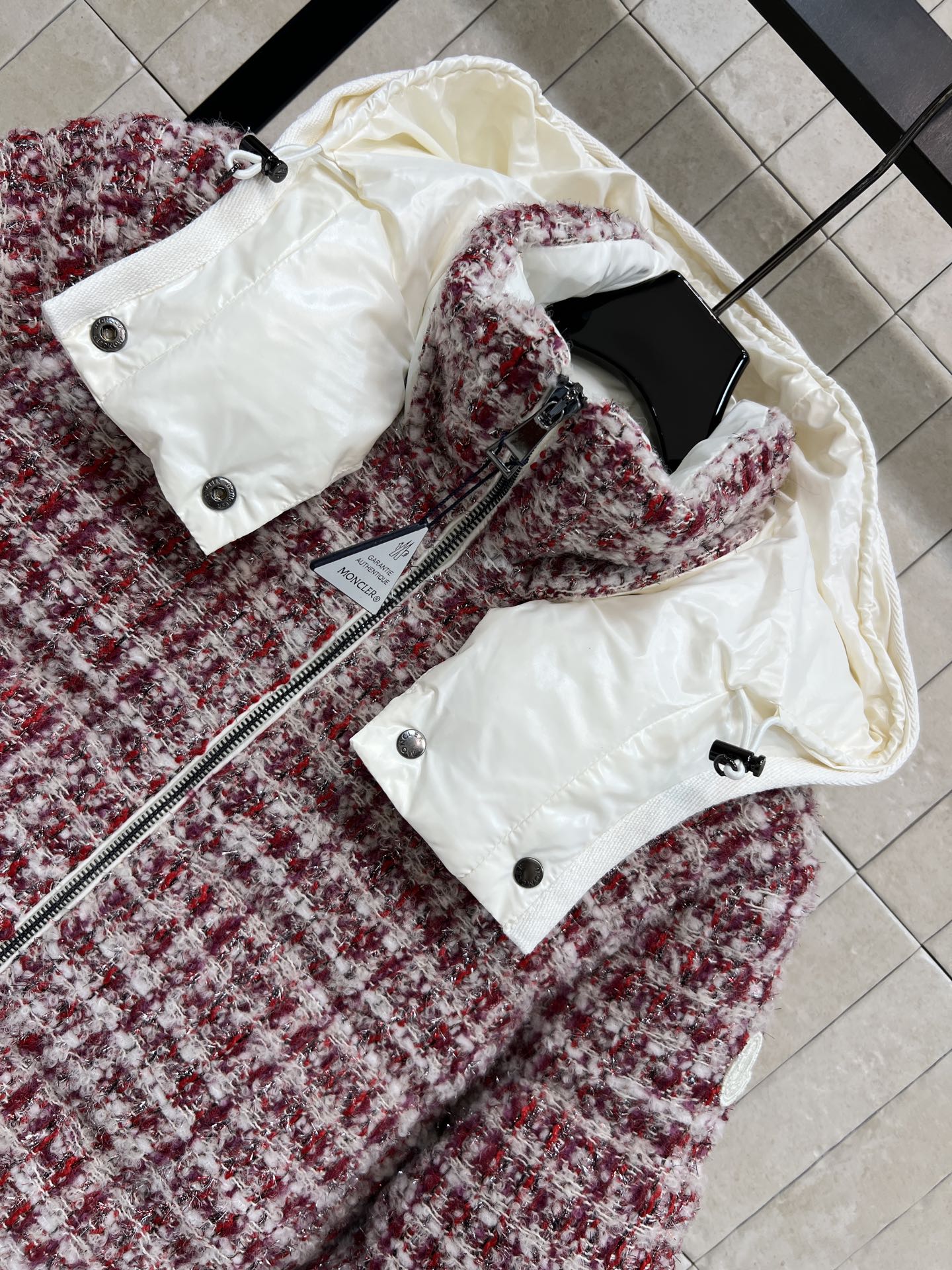 M家 25秋冬新款 粗花呢连帽羽绒服 采用粗花呢编织 红白格纹+黑白格纹/两色 复古小香风感满满 短款设