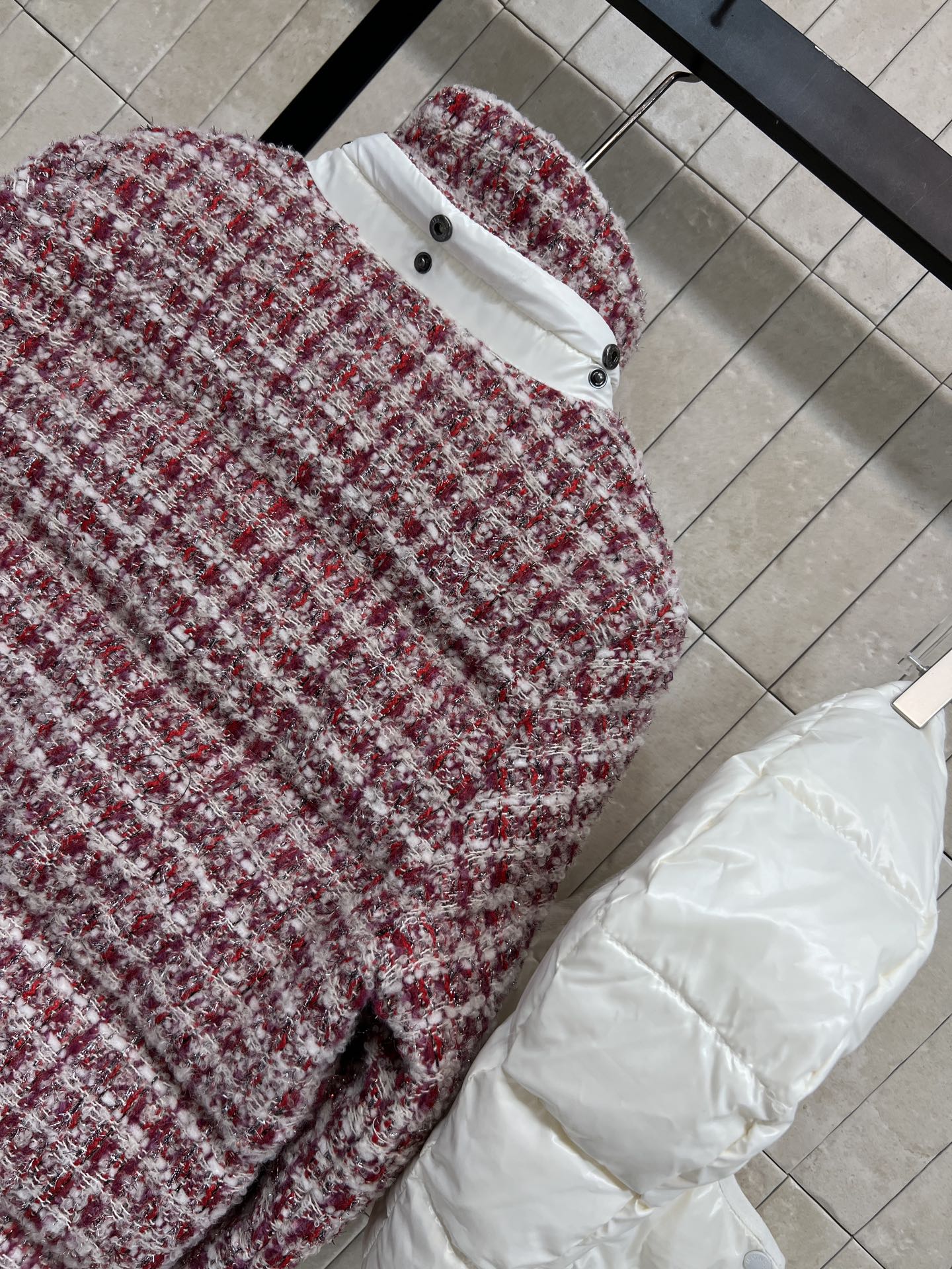 M家 25秋冬新款 粗花呢连帽羽绒服 采用粗花呢编织 红白格纹+黑白格纹/两色 复古小香风感满满 短款设