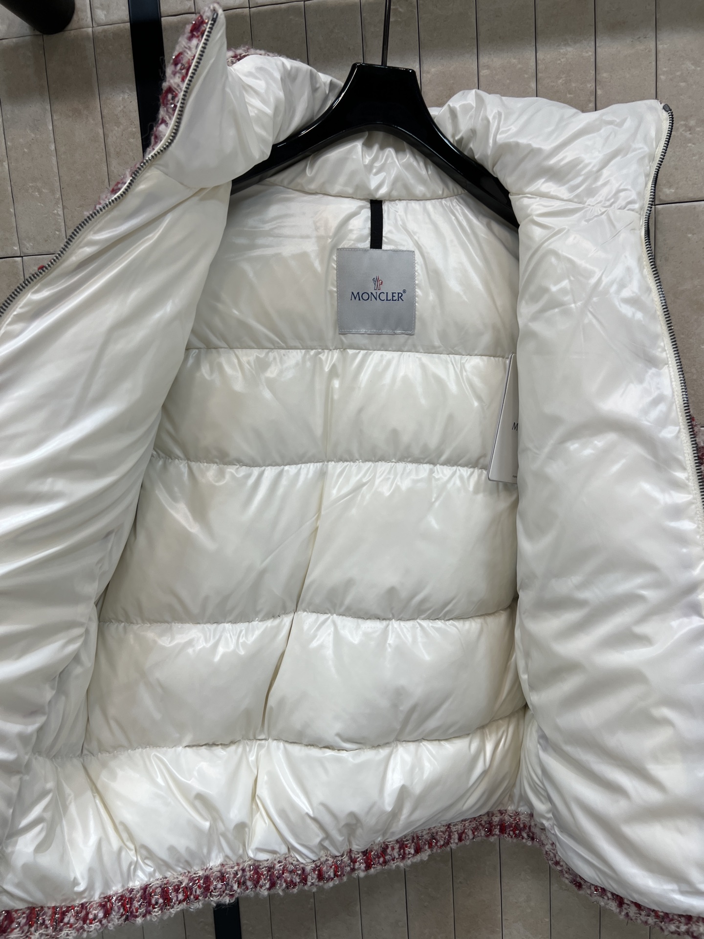 M家 25秋冬新款 粗花呢连帽羽绒服 采用粗花呢编织 红白格纹+黑白格纹/两色 复古小香风感满满 短款设