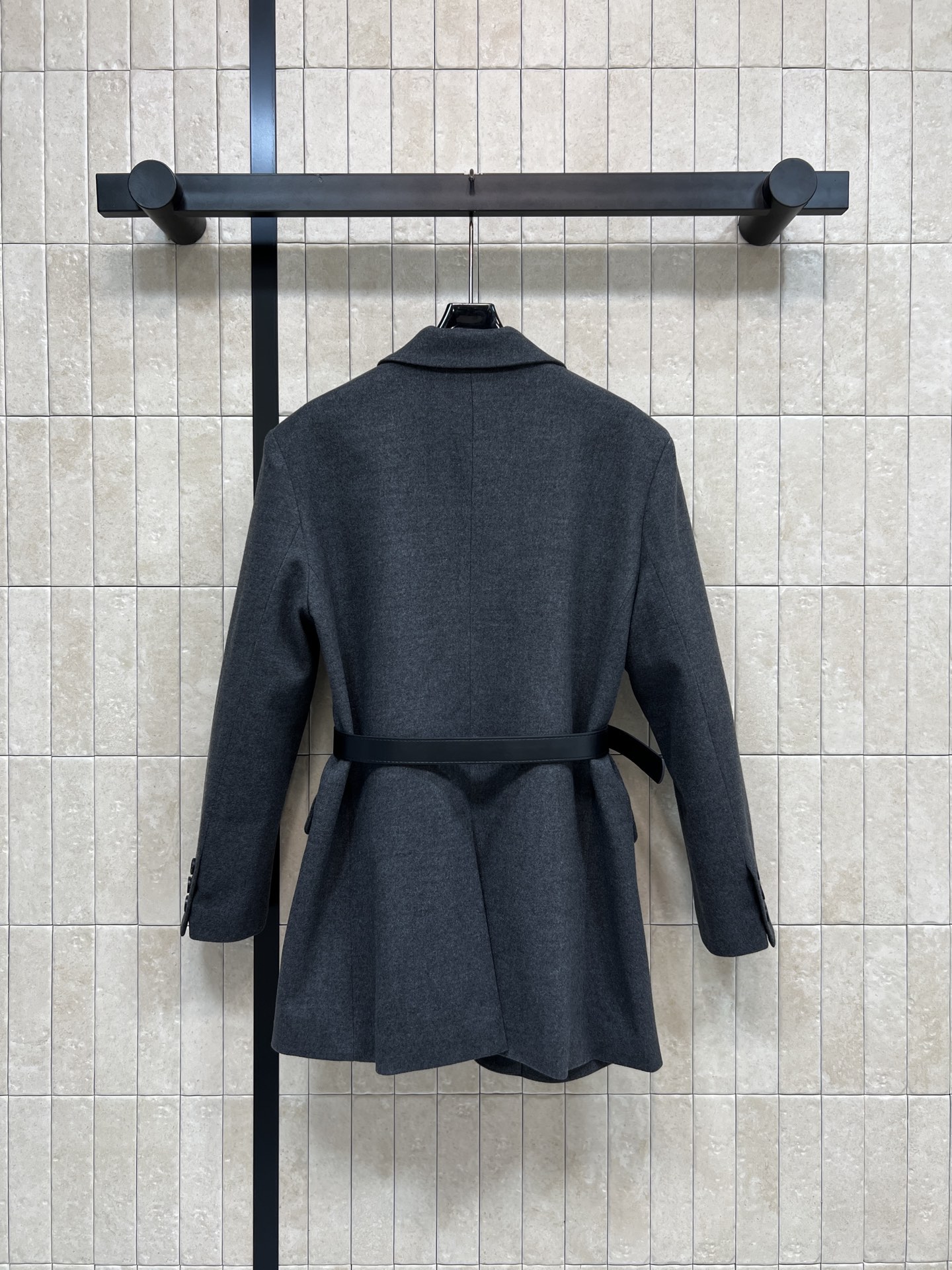 PD家 25秋冬新款 三角标腰带毛呢西装外套 C超赞的时髦感 立体廓形剪裁设计 简约又吸睛 经典翻领 一