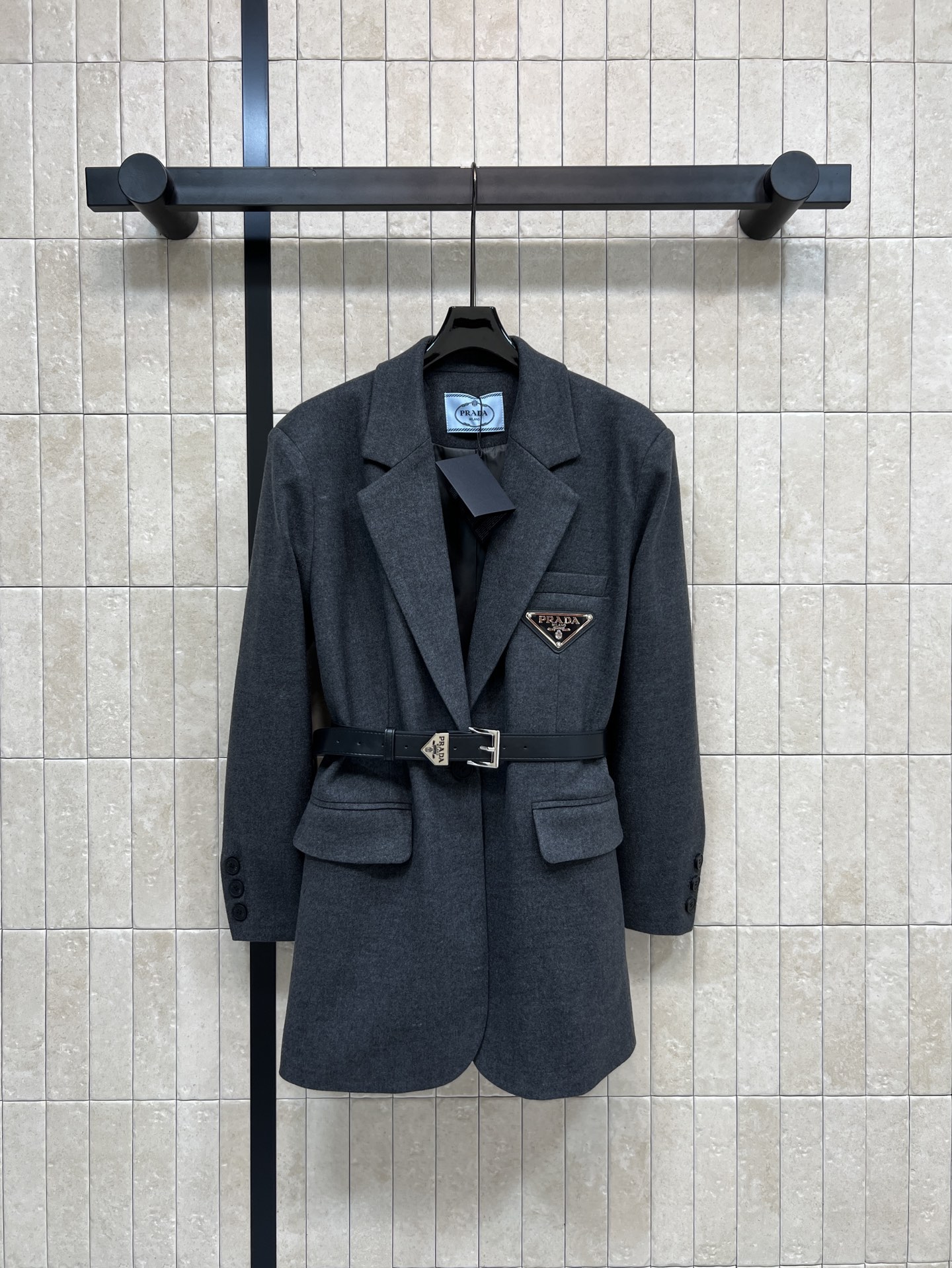 PD家 25秋冬新款 三角标腰带毛呢西装外套 C超赞的时髦感 立体廓形剪裁设计 简约又吸睛 经典翻领 一