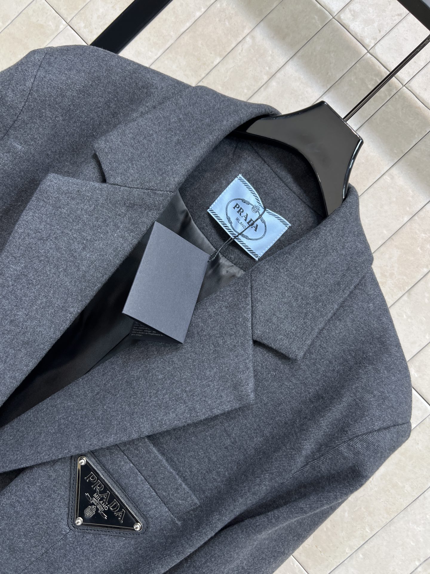 PD家 25秋冬新款 三角标腰带毛呢西装外套 C超赞的时髦感 立体廓形剪裁设计 简约又吸睛 经典翻领 一