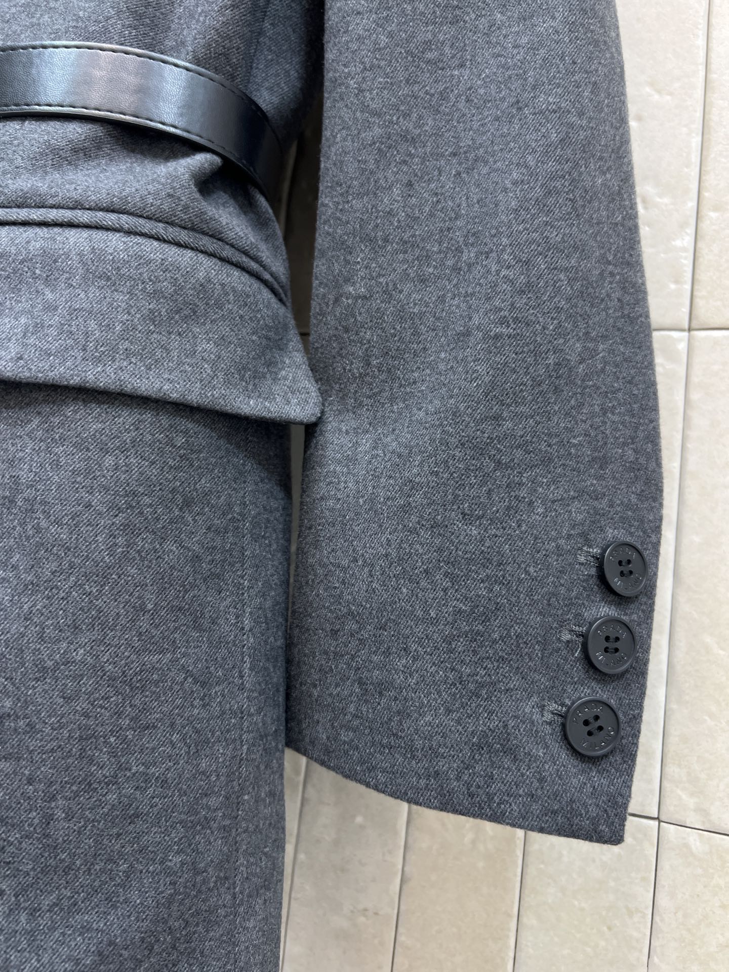 PD家 25秋冬新款 三角标腰带毛呢西装外套 C超赞的时髦感 立体廓形剪裁设计 简约又吸睛 经典翻领 一