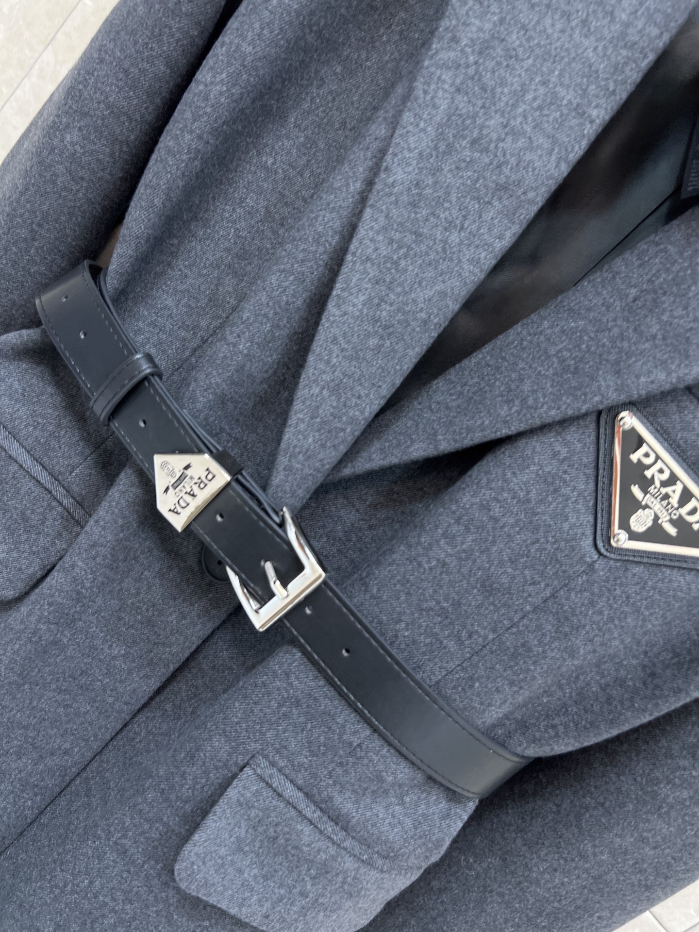 PD家 25秋冬新款 三角标腰带毛呢西装外套 C超赞的时髦感 立体廓形剪裁设计 简约又吸睛 经典翻领 一