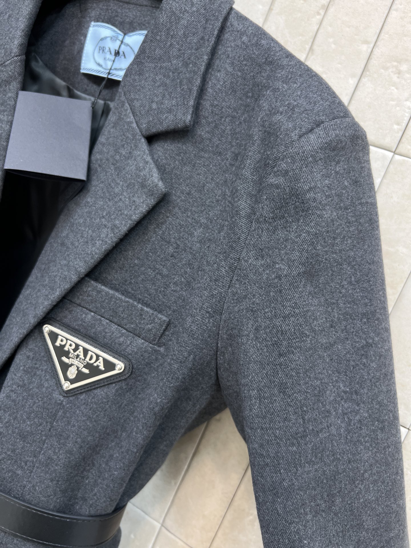 PD家 25秋冬新款 三角标腰带毛呢西装外套 C超赞的时髦感 立体廓形剪裁设计 简约又吸睛 经典翻领 一