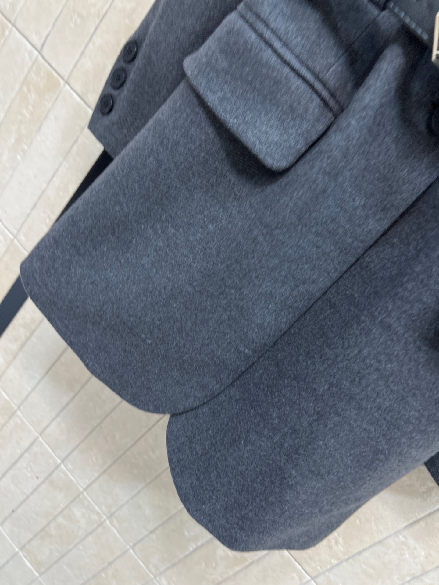 PD家 25秋冬新款 三角标腰带毛呢西装外套 C超赞的时髦感 立体廓形剪裁设计 简约又吸睛 经典翻领 一