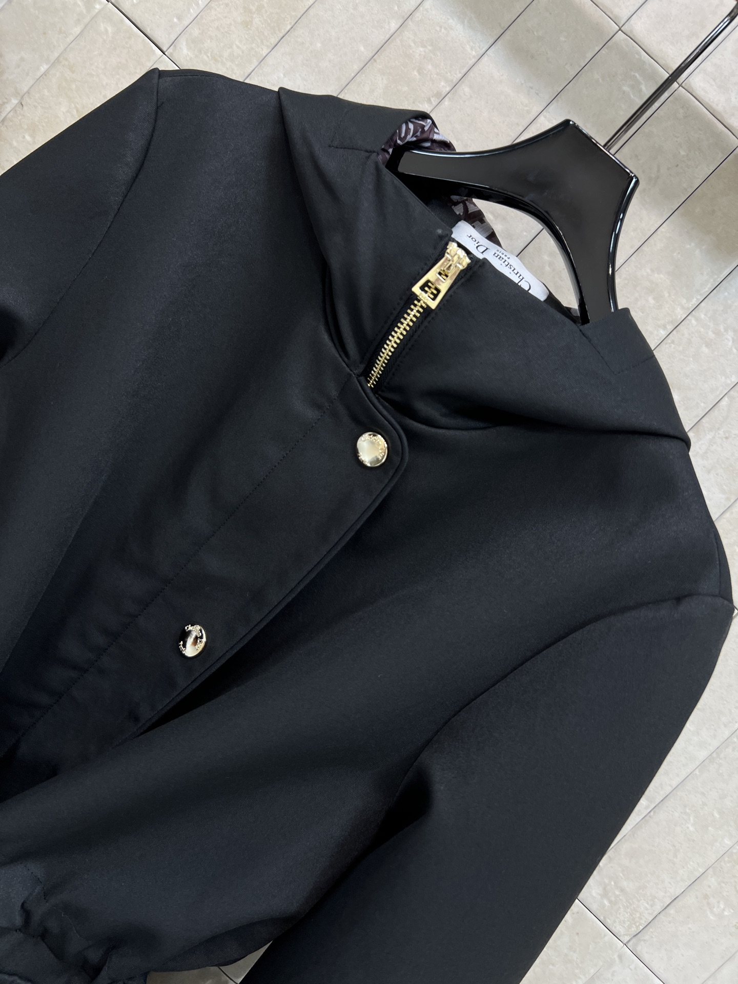 D家 25秋冬新款 连帽收腰风衣外套 防风面料+经典D字母提花内里 秋冬穿超合适！连帽+收腰剪裁 显身形