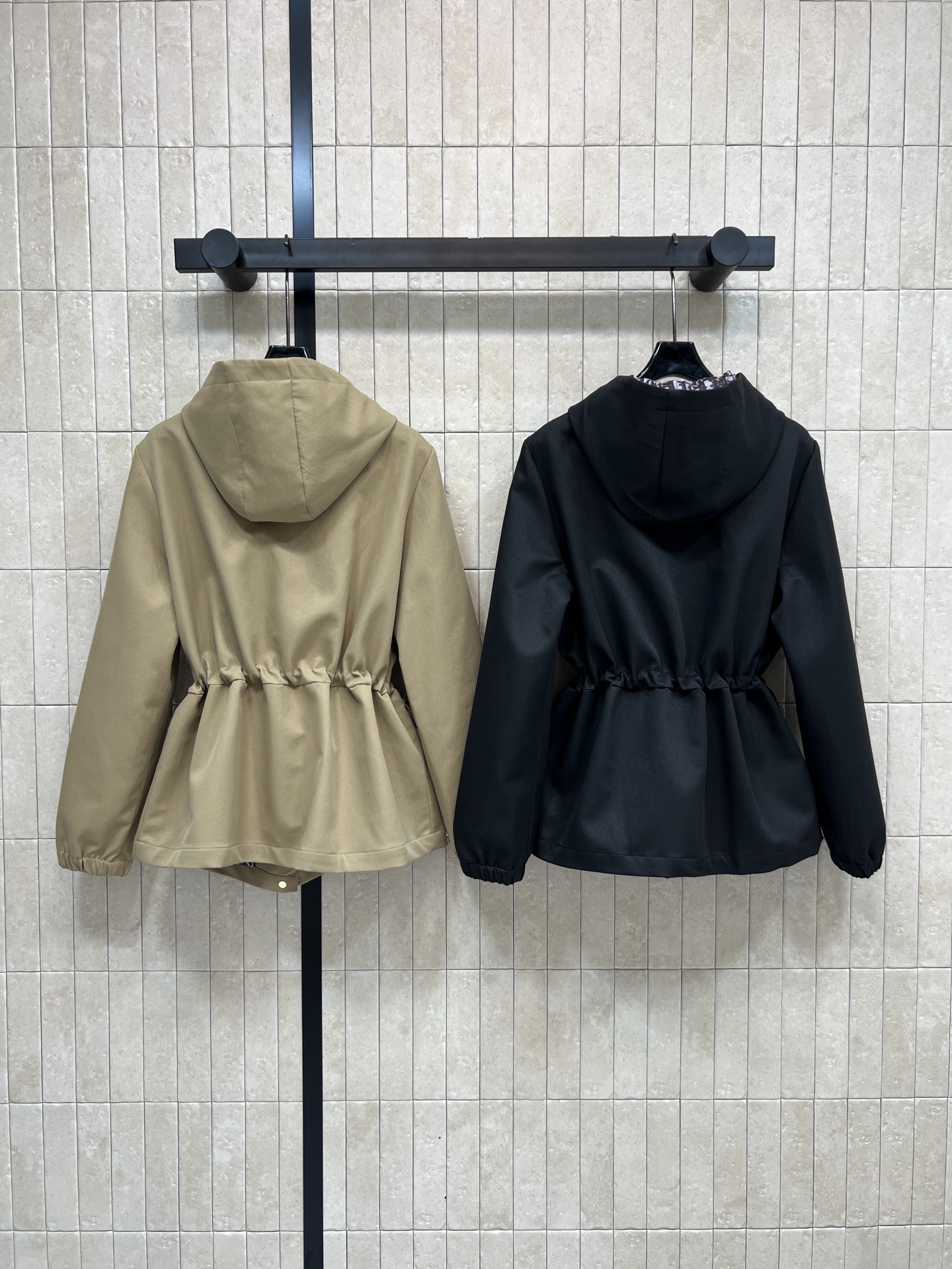 D家 25秋冬新款 连帽收腰风衣外套 防风面料+经典D字母提花内里 秋冬穿超合适！连帽+收腰剪裁 显身形