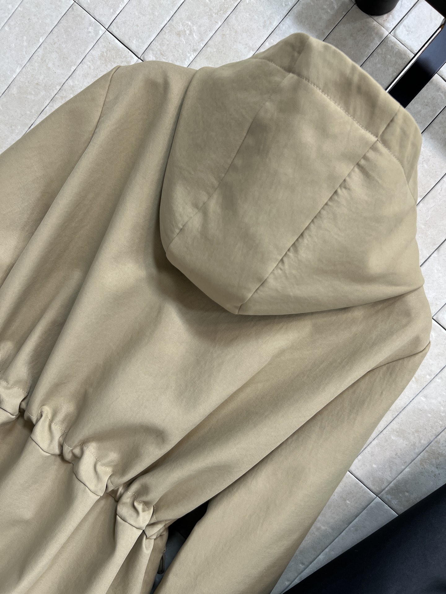 D家 25秋冬新款 连帽收腰风衣外套 防风面料+经典D字母提花内里 秋冬穿超合适！连帽+收腰剪裁 显身形