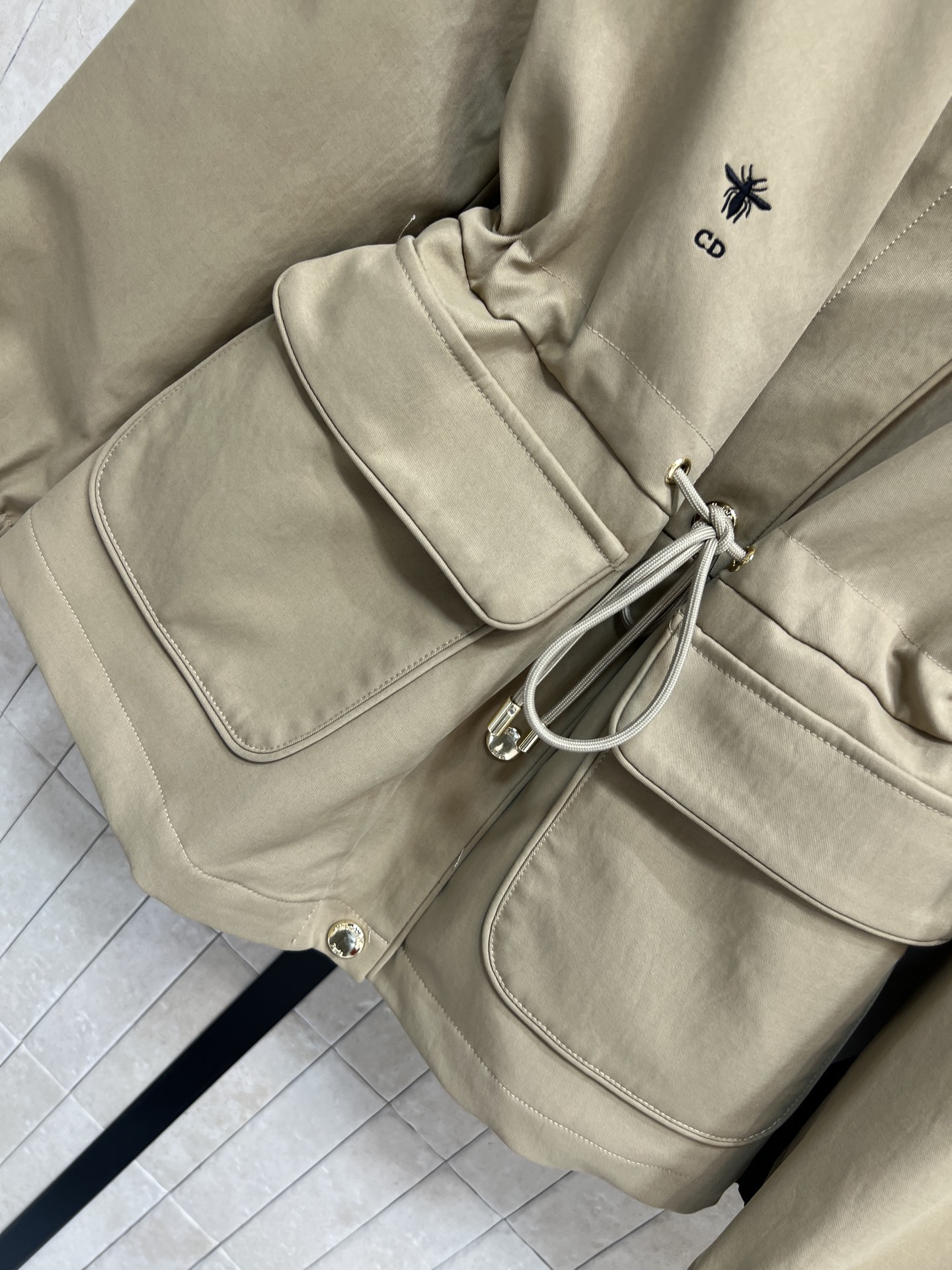 D家 25秋冬新款 连帽收腰风衣外套 防风面料+经典D字母提花内里 秋冬穿超合适！连帽+收腰剪裁 显身形