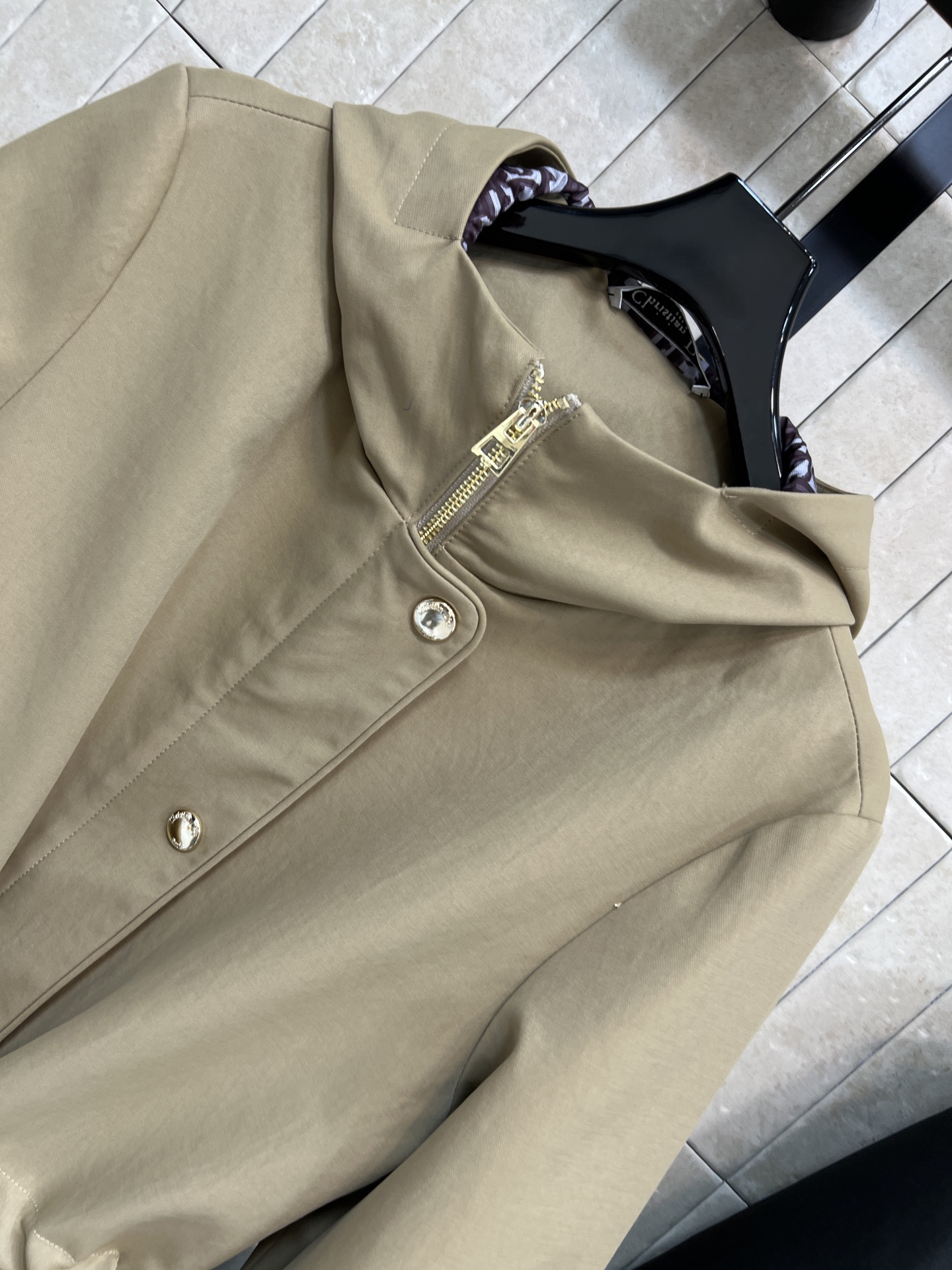 D家 25秋冬新款 连帽收腰风衣外套 防风面料+经典D字母提花内里 秋冬穿超合适！连帽+收腰剪裁 显身形