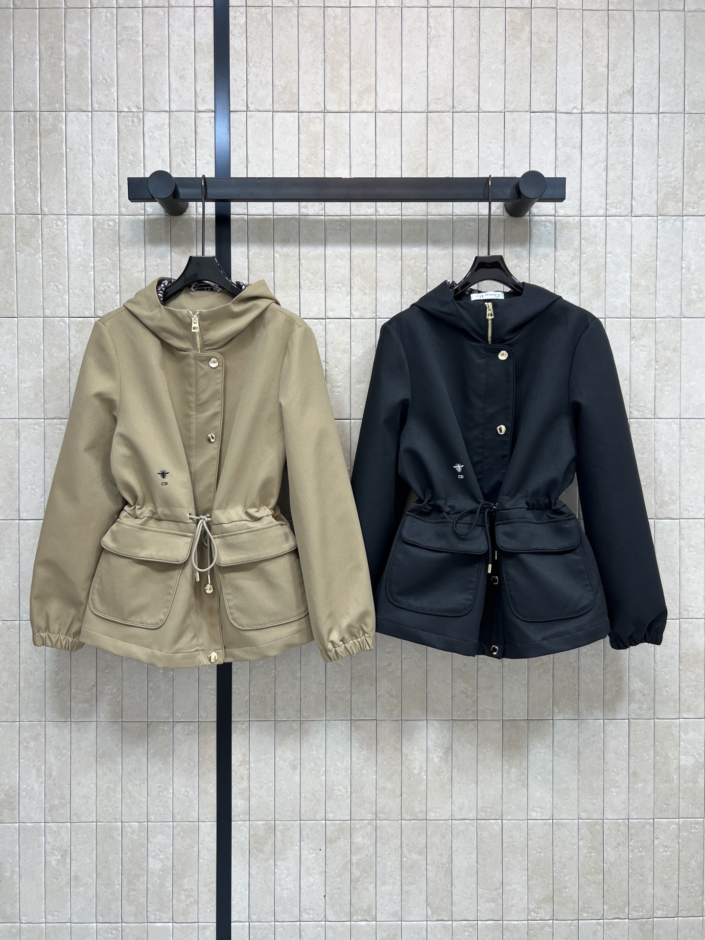D家 25秋冬新款 连帽收腰风衣外套 防风面料+经典D字母提花内里 秋冬穿超合适！连帽+收腰剪裁 显身形