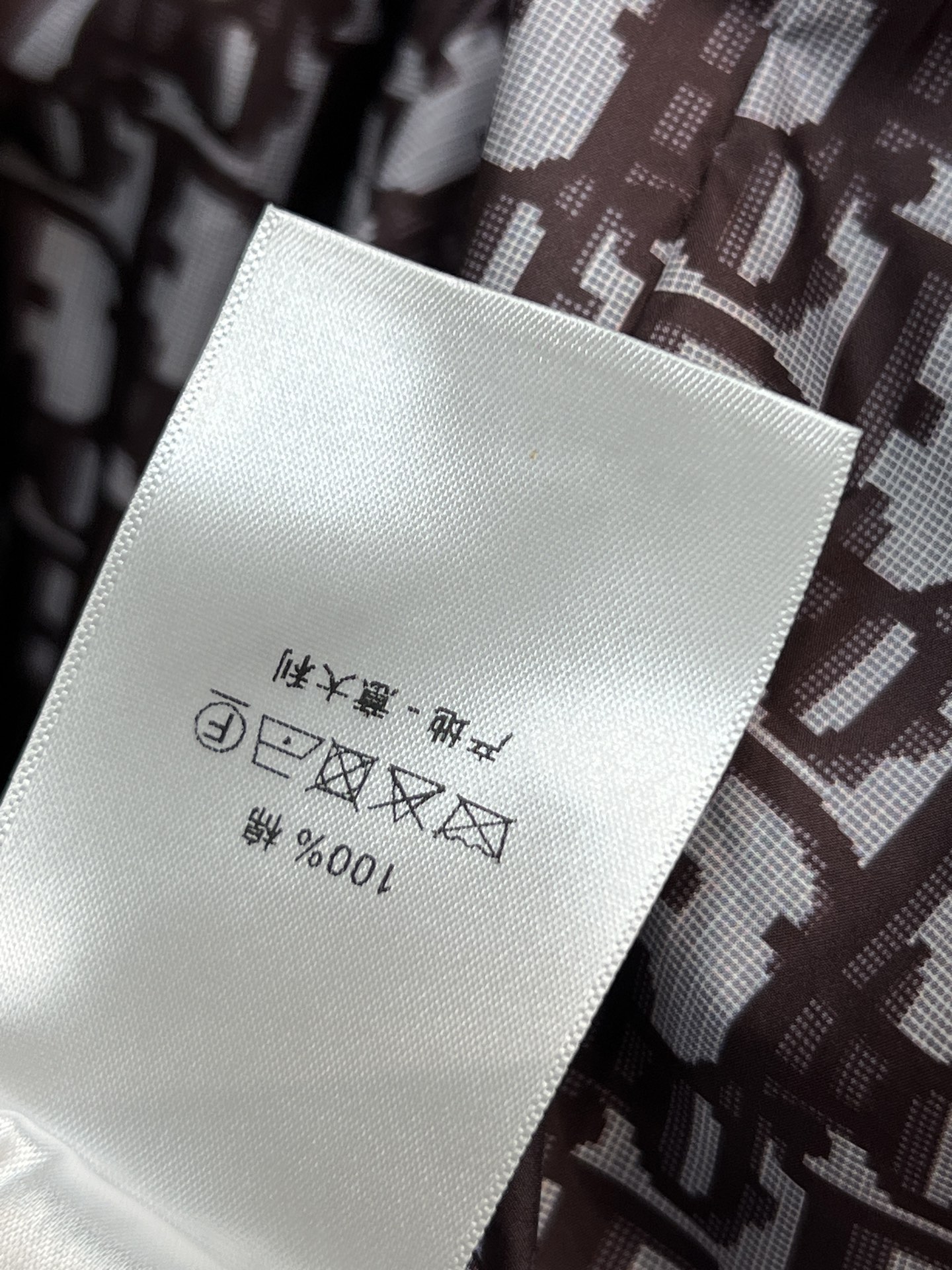 D家 25秋冬新款 连帽收腰风衣外套 防风面料+经典D字母提花内里 秋冬穿超合适！连帽+收腰剪裁 显身形