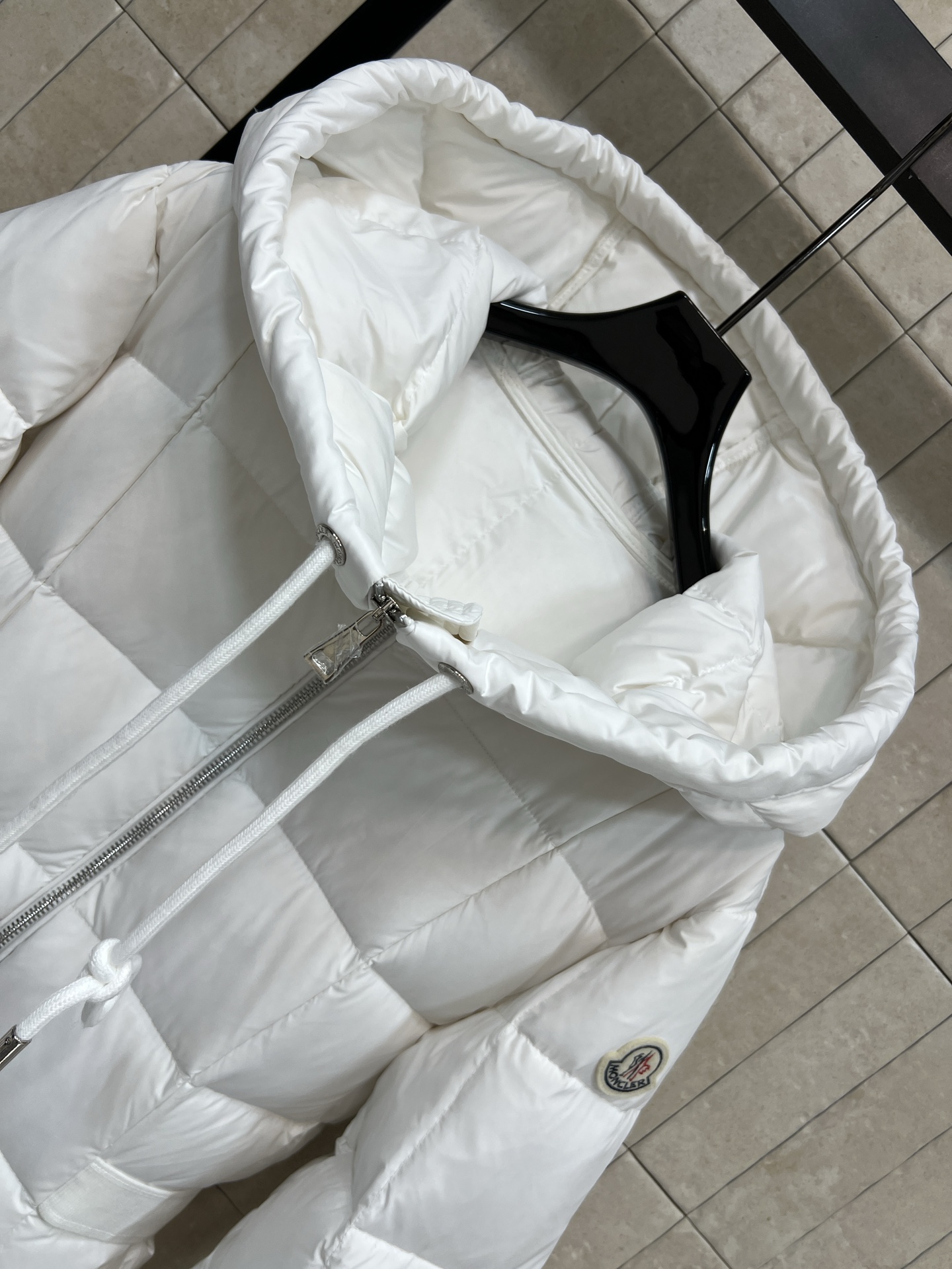 Mo家25秋冬新款 连帽长款羽绒服 经典字母松紧收腰带版型上身超显瘦 干净利落剪裁版型上身百搭时髦又帅气