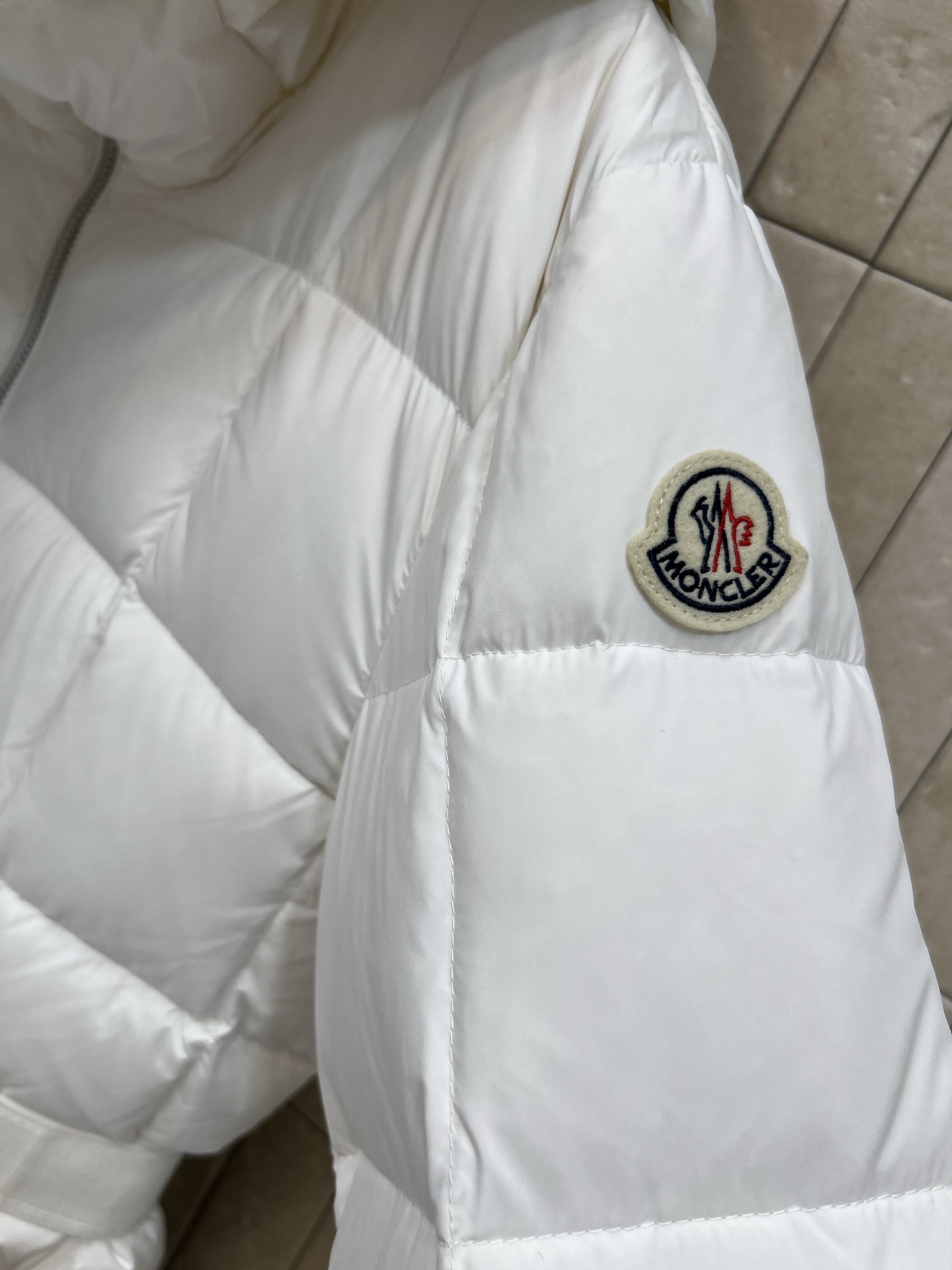 Mo家25秋冬新款 连帽长款羽绒服 经典字母松紧收腰带版型上身超显瘦 干净利落剪裁版型上身百搭时髦又帅气