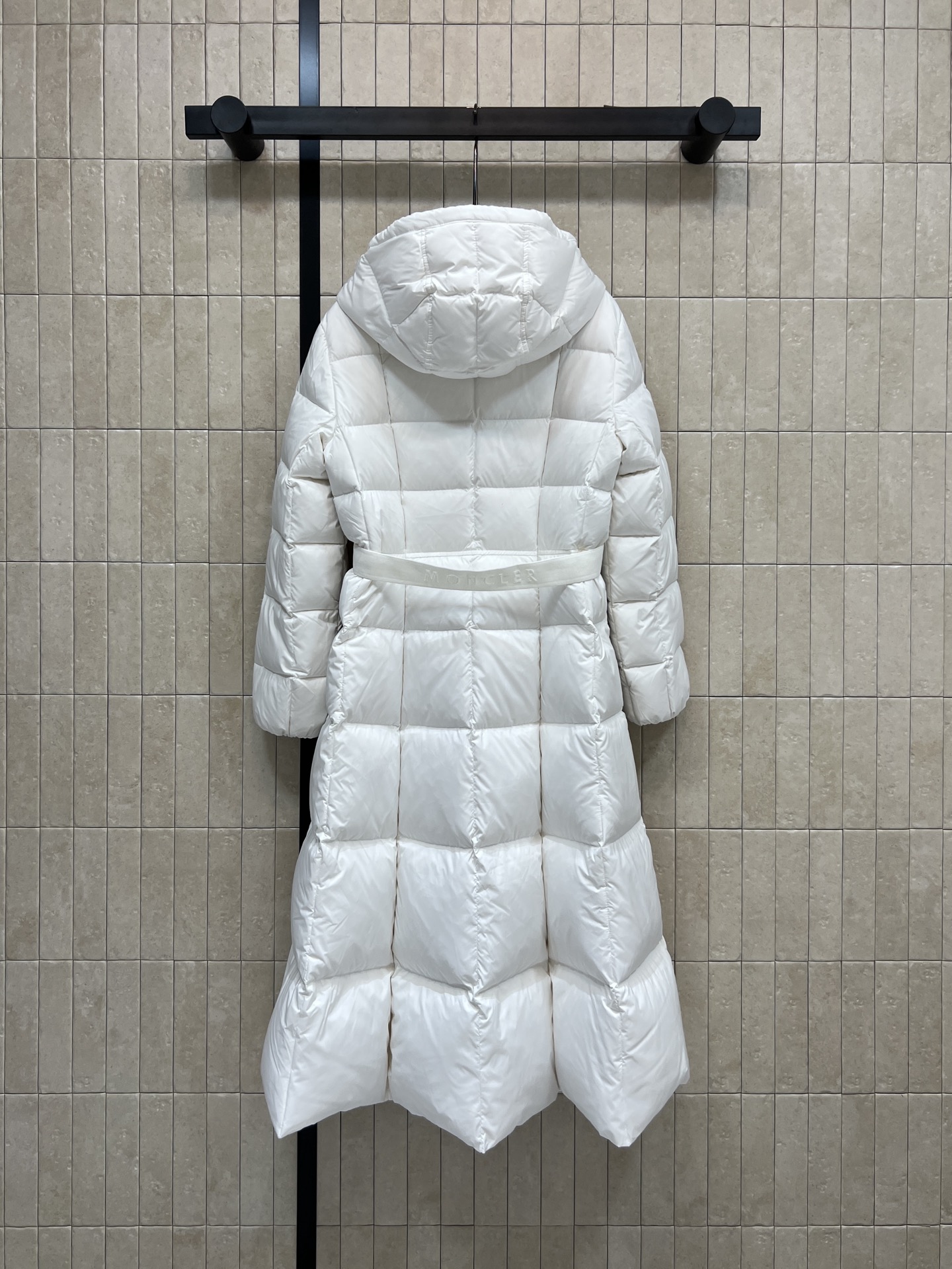 Mo家25秋冬新款 连帽长款羽绒服 经典字母松紧收腰带版型上身超显瘦 干净利落剪裁版型上身百搭时髦又帅气