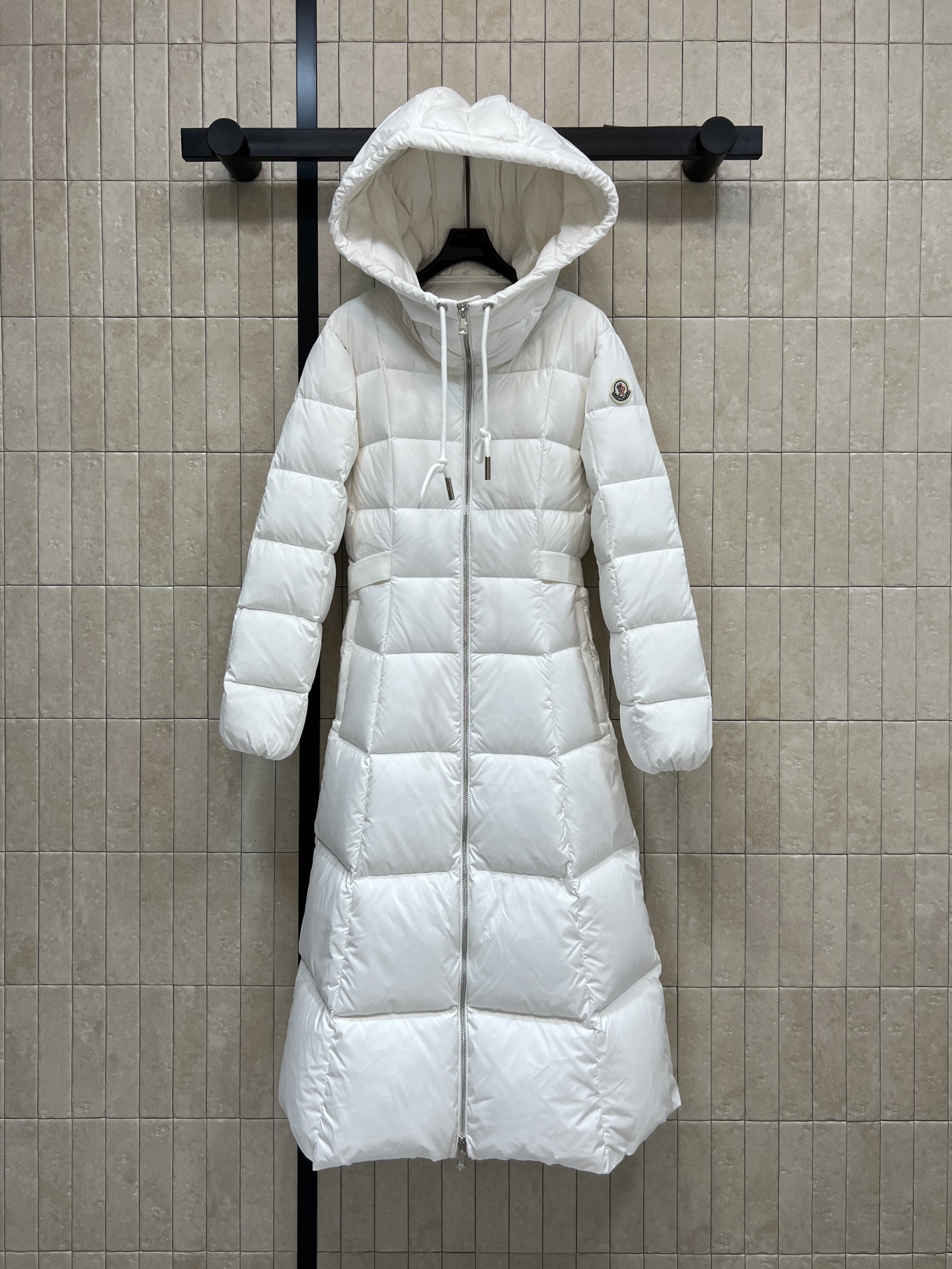 Mo家25秋冬新款 连帽长款羽绒服 经典字母松紧收腰带版型上身超显瘦 干净利落剪裁版型上身百搭时髦又帅气