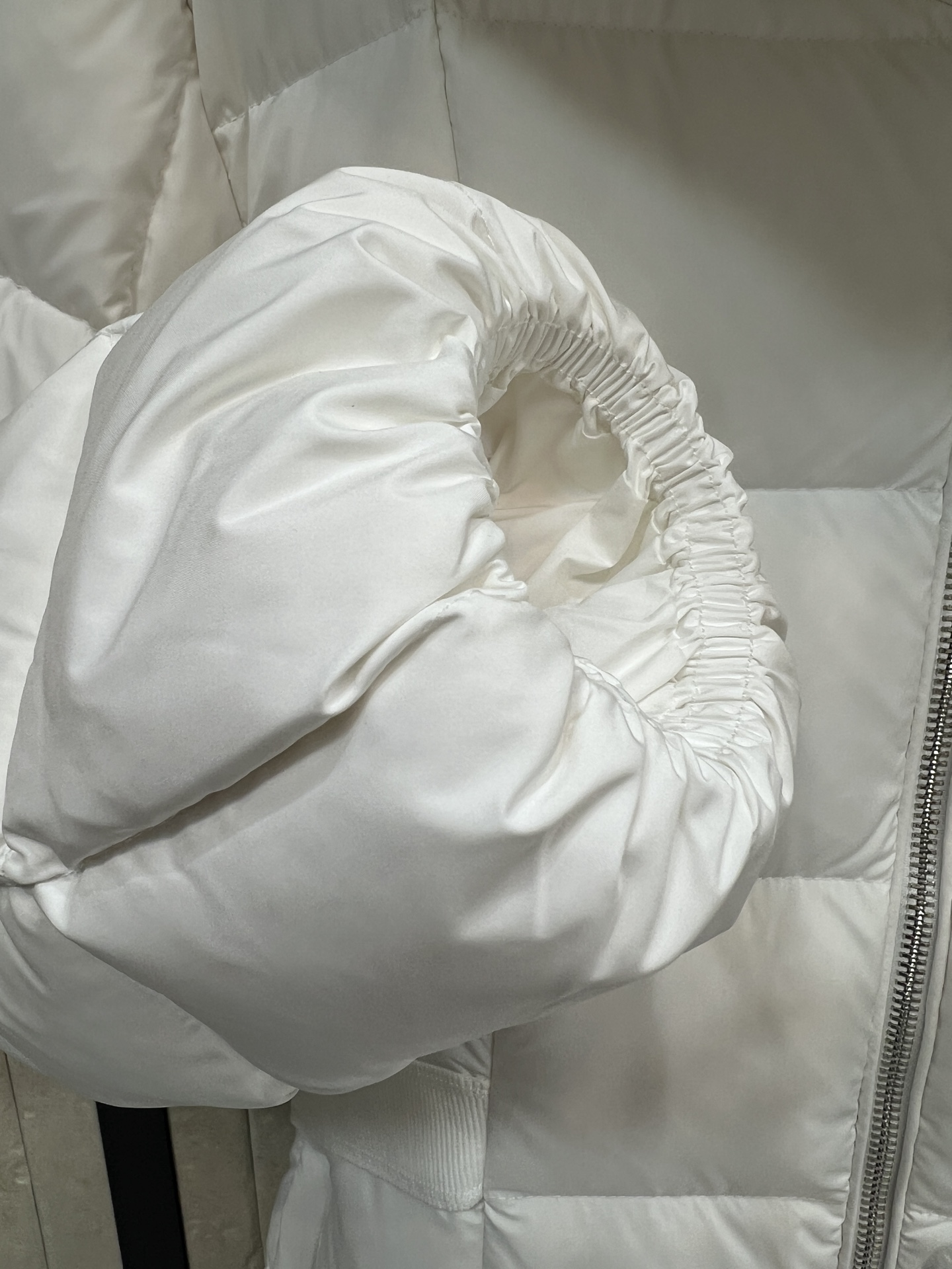 Mo家25秋冬新款 连帽长款羽绒服 经典字母松紧收腰带版型上身超显瘦 干净利落剪裁版型上身百搭时髦又帅气